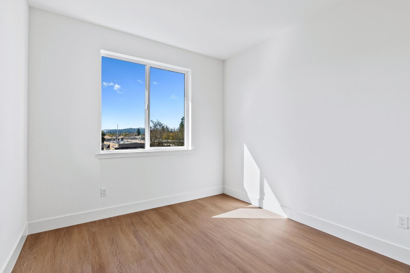 947 Woodside