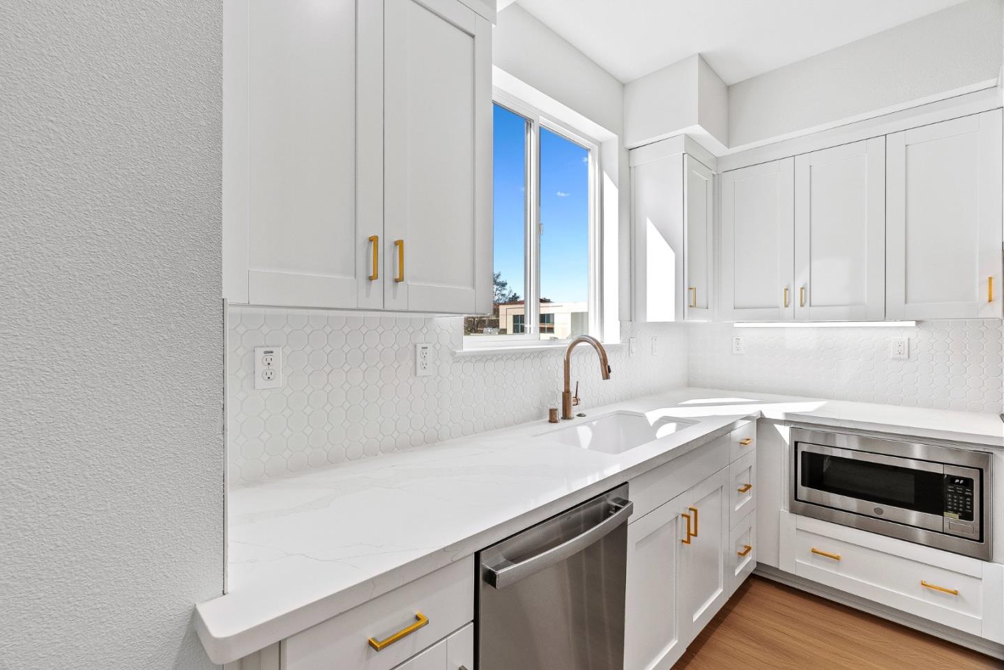 947 Woodside