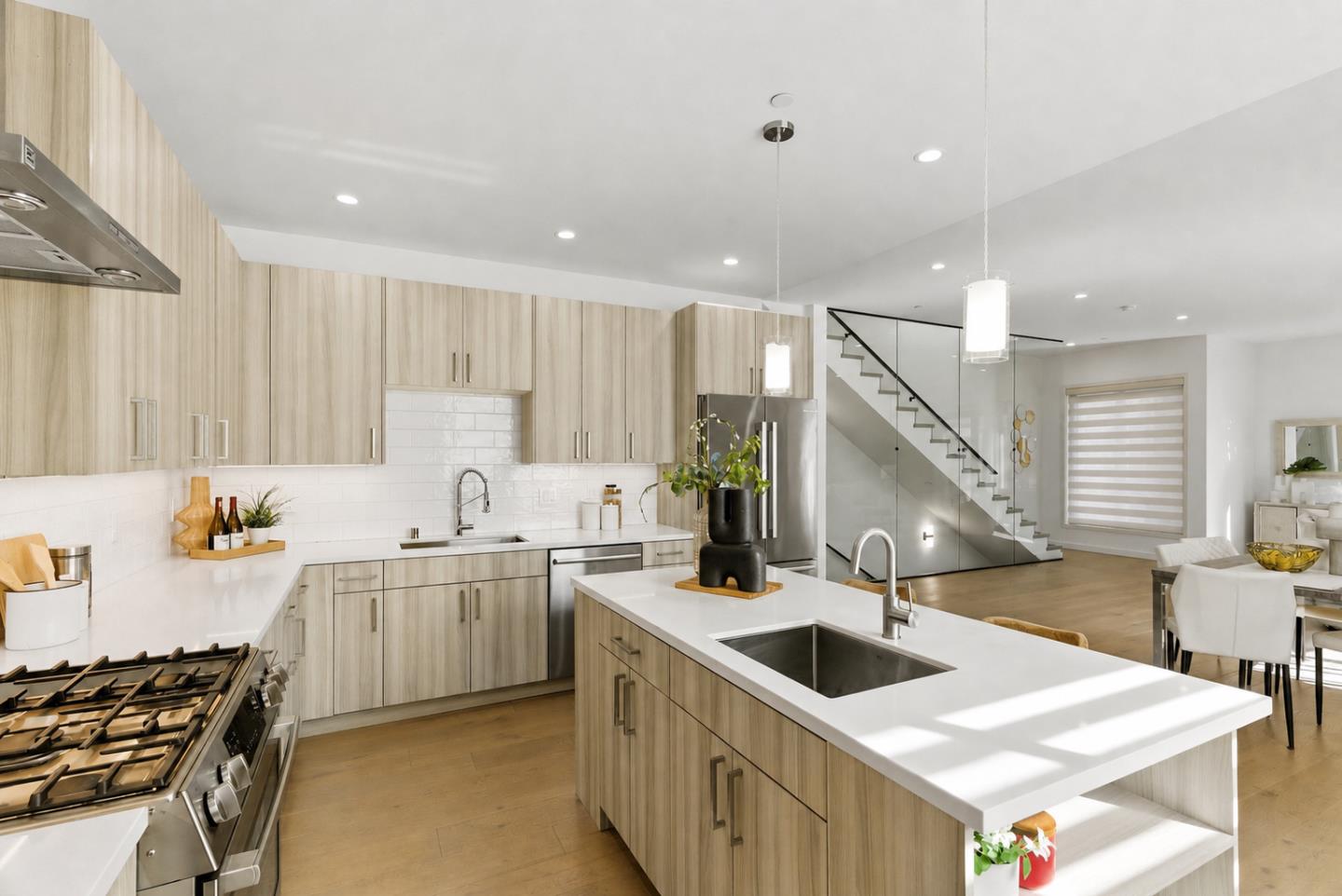 914 Woodside