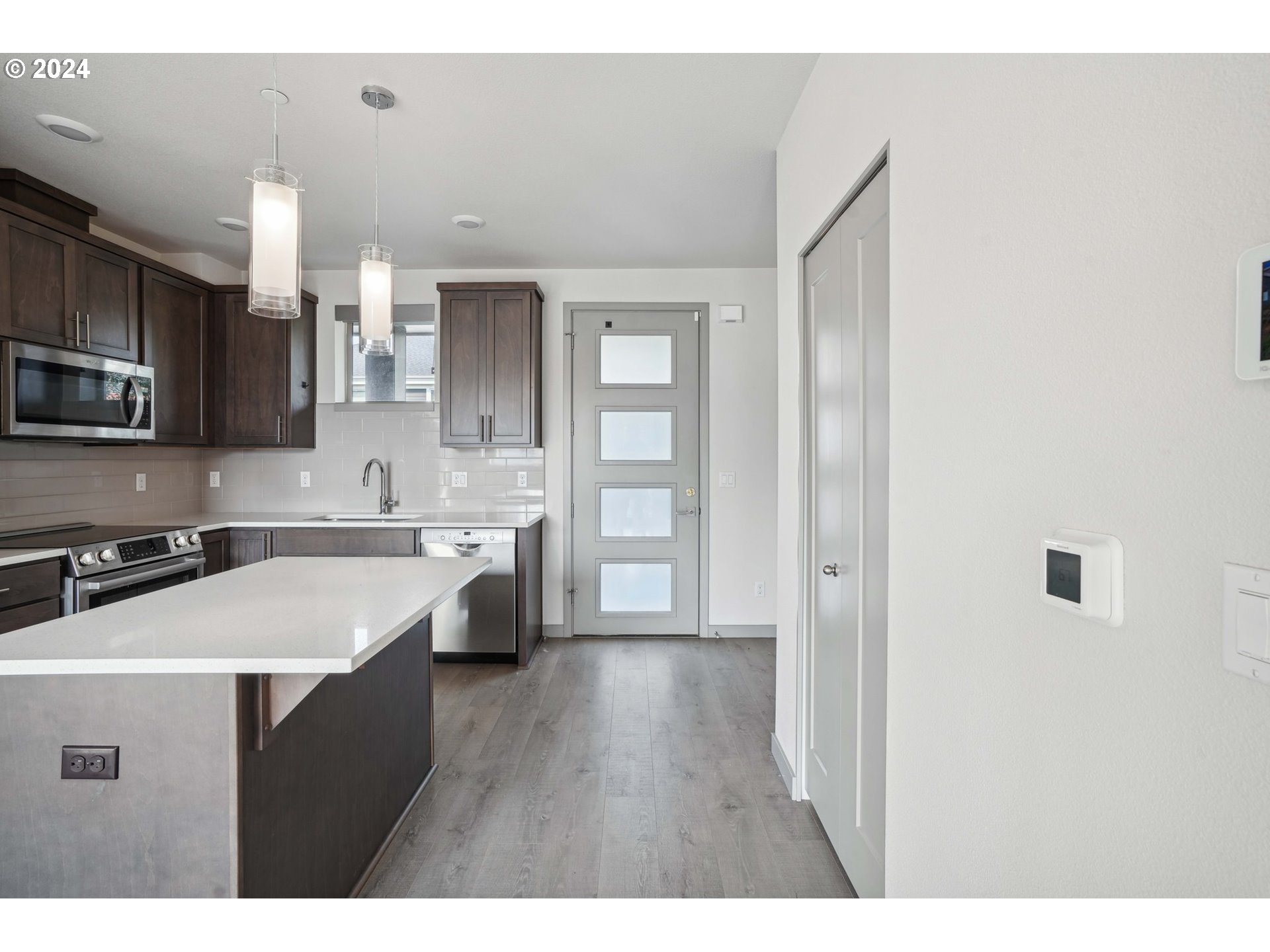 6822 N GREENWICH AVE