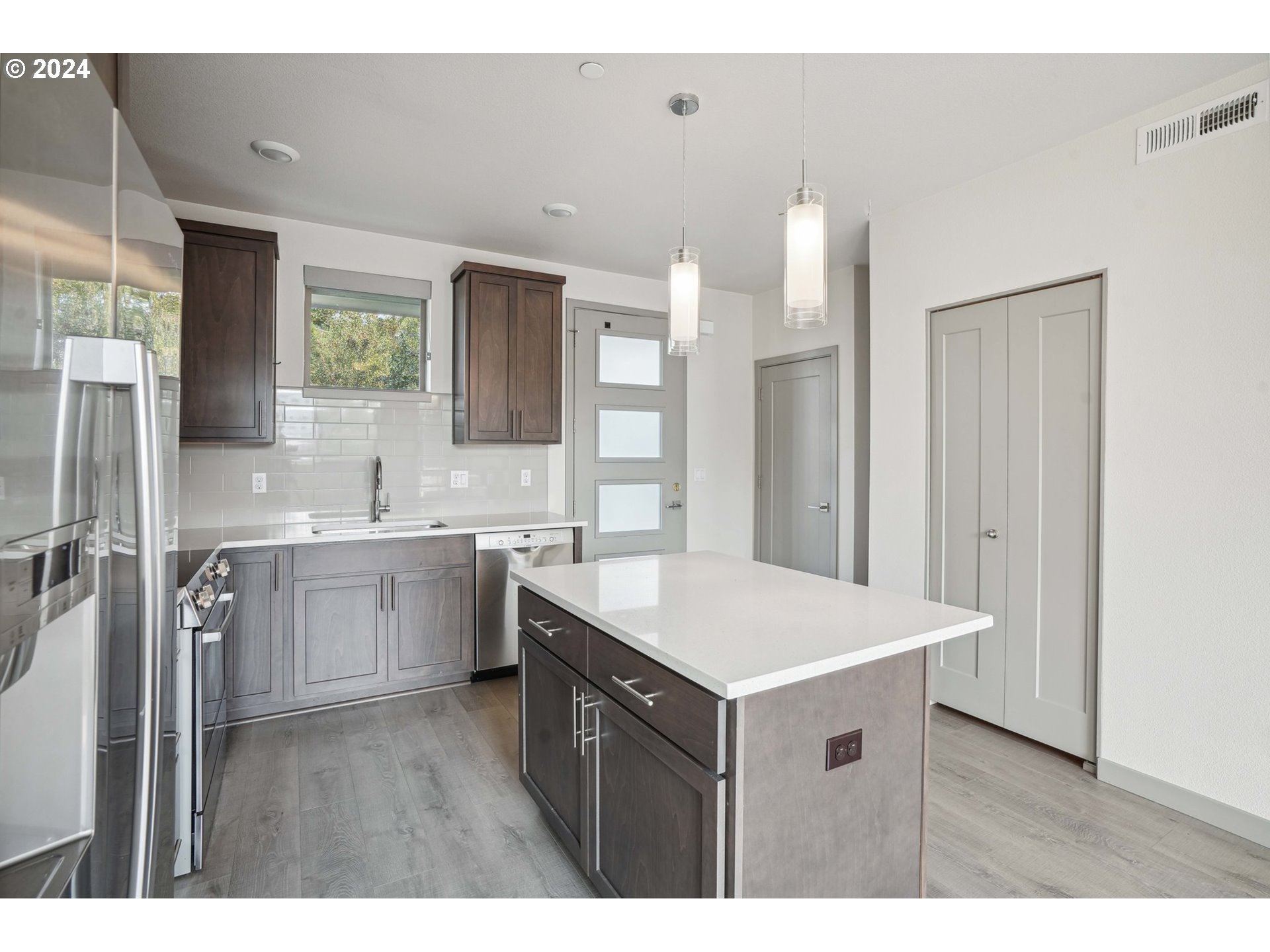 6822 N GREENWICH AVE