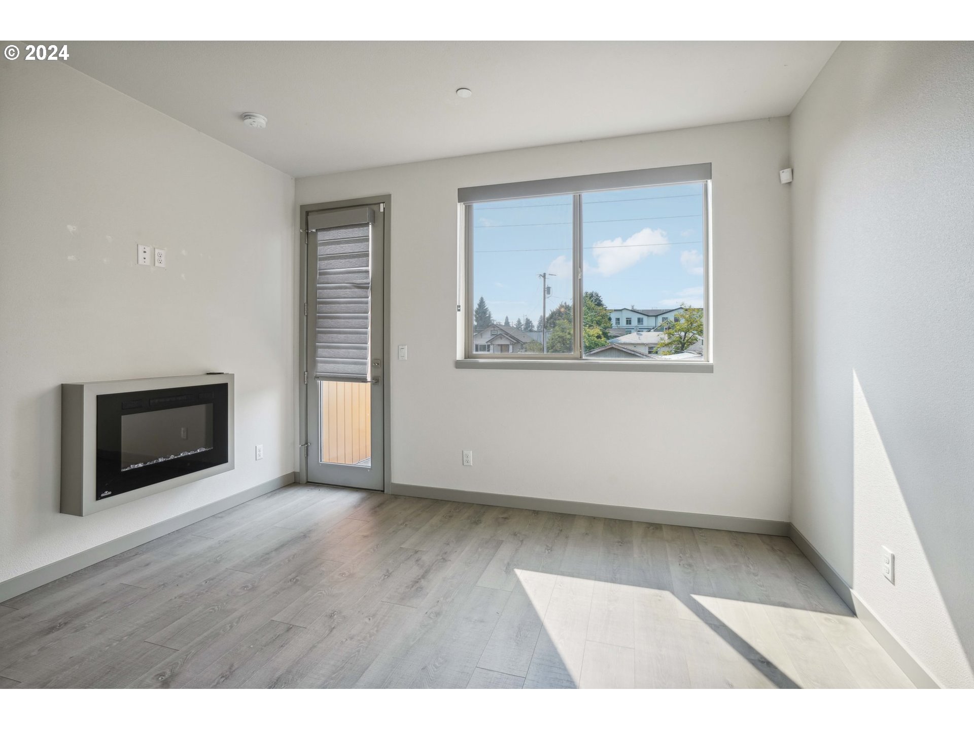 6822 N GREENWICH AVE