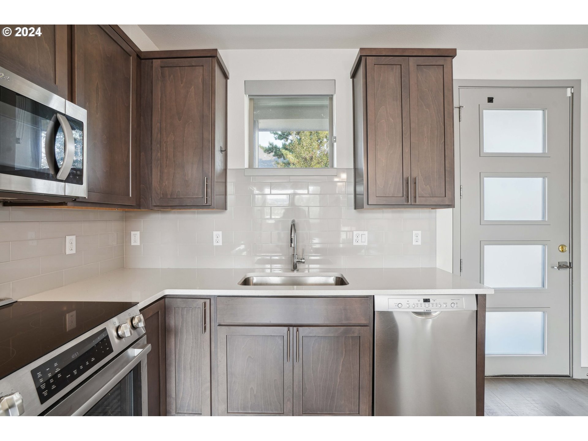 6822 N GREENWICH AVE