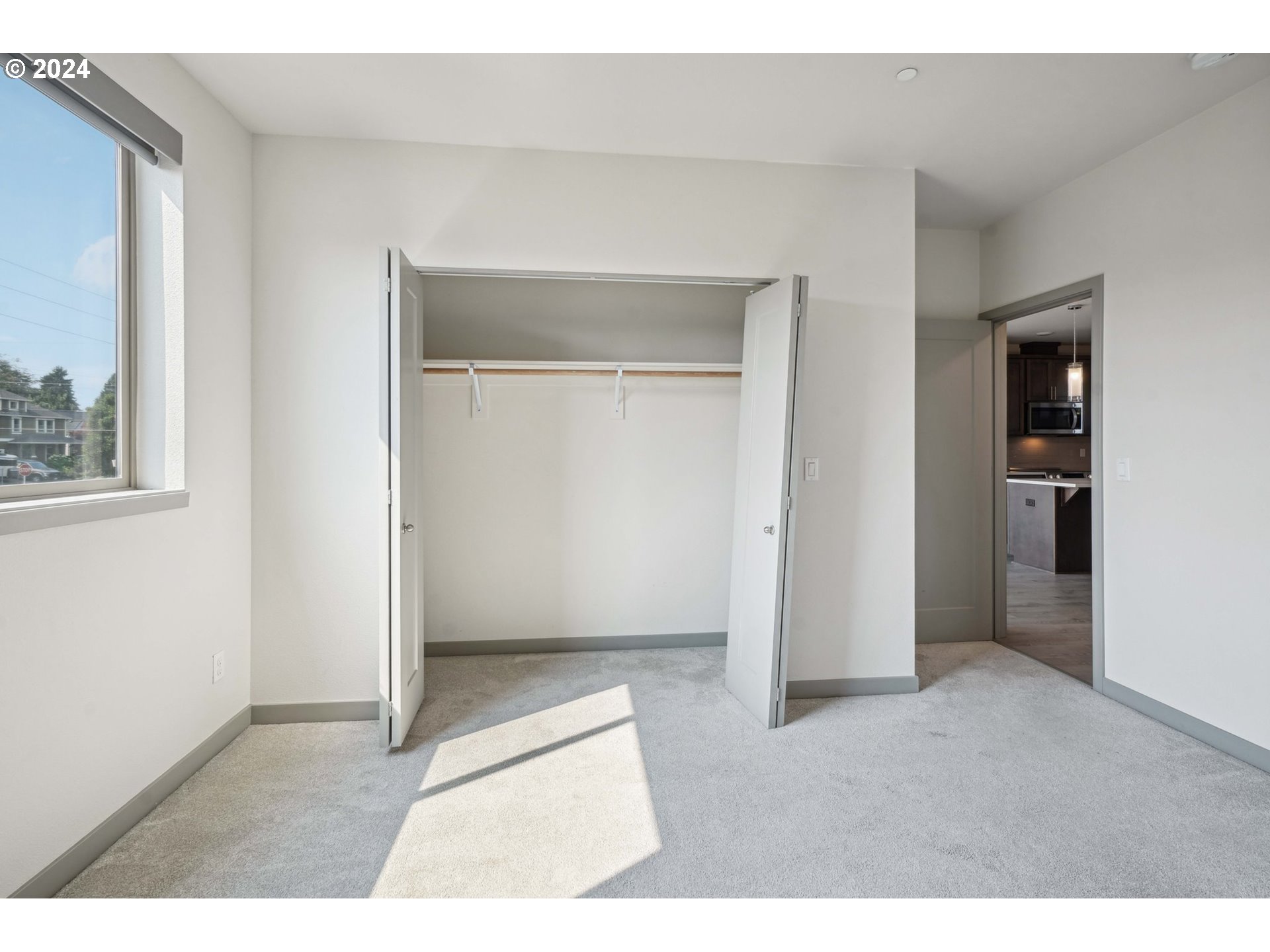 6822 N GREENWICH AVE