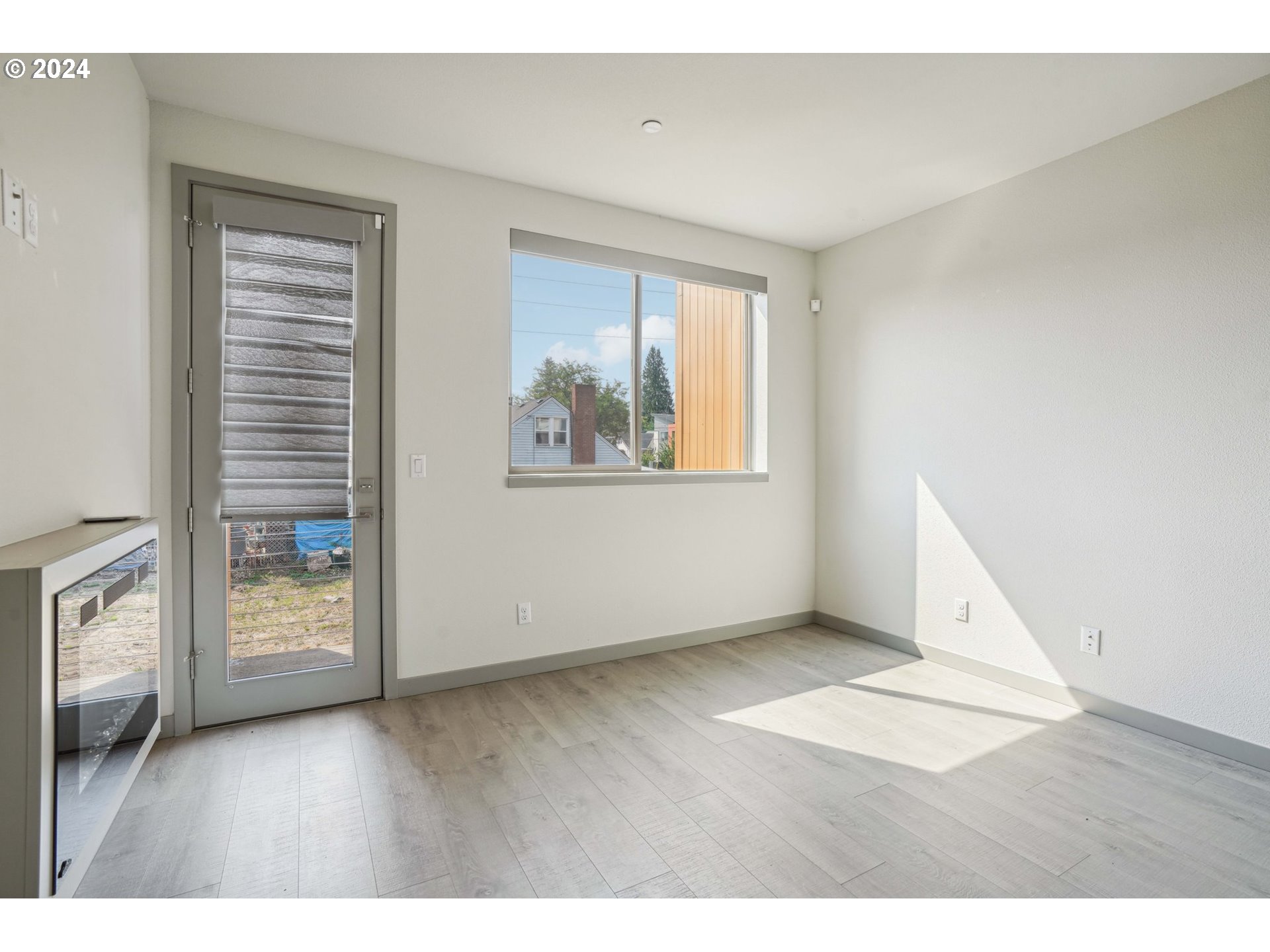 6822 N GREENWICH AVE