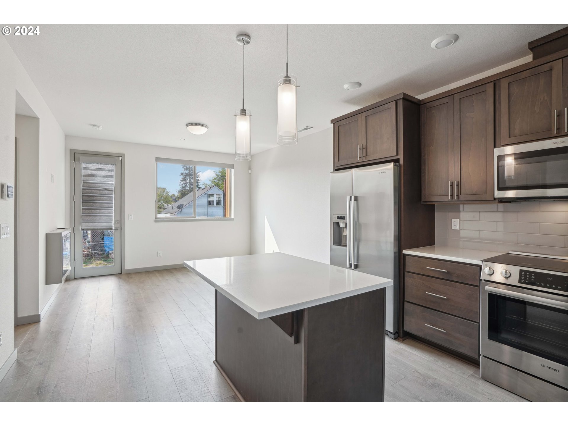 6822 N GREENWICH AVE