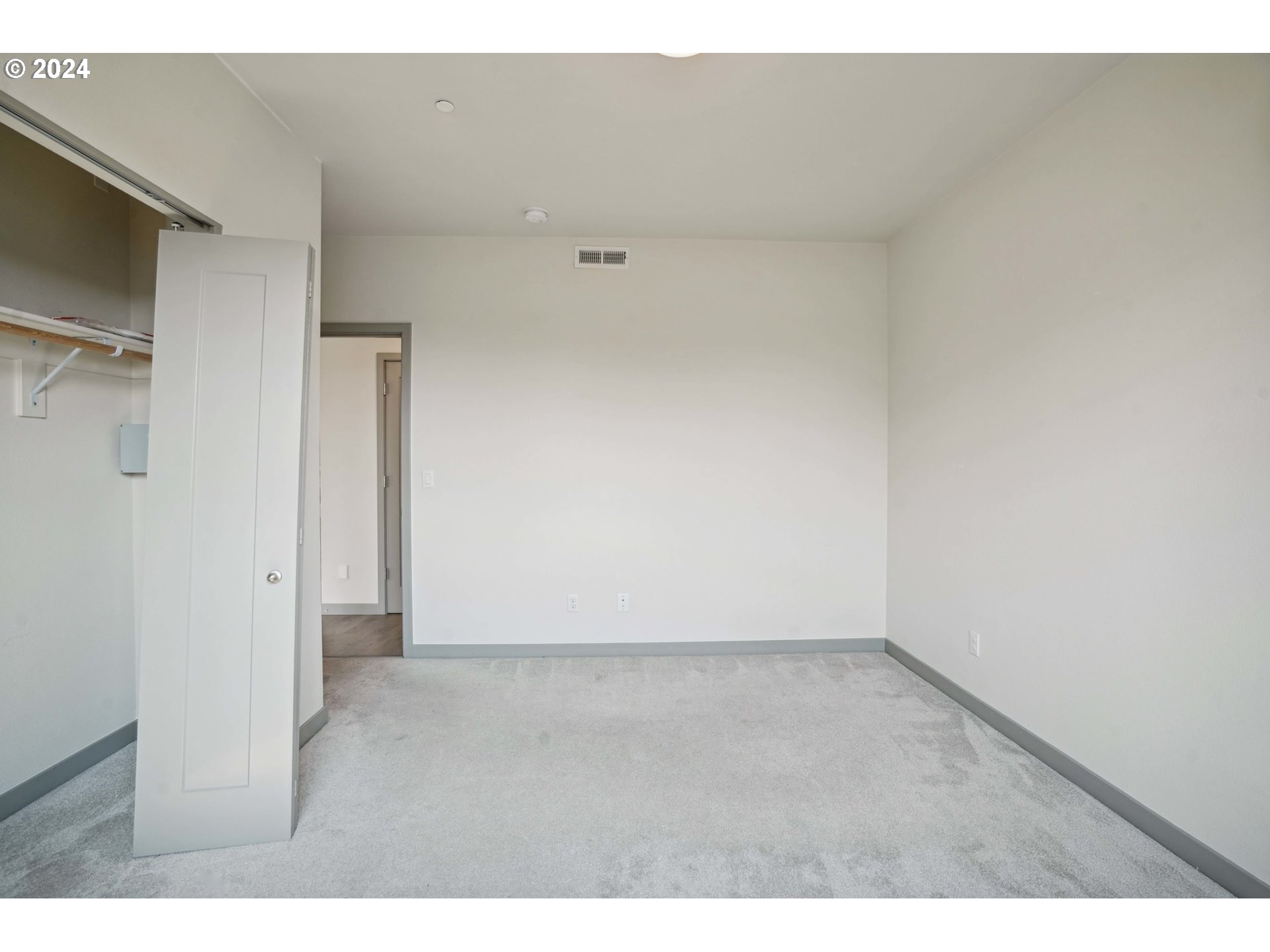 6822 N GREENWICH AVE