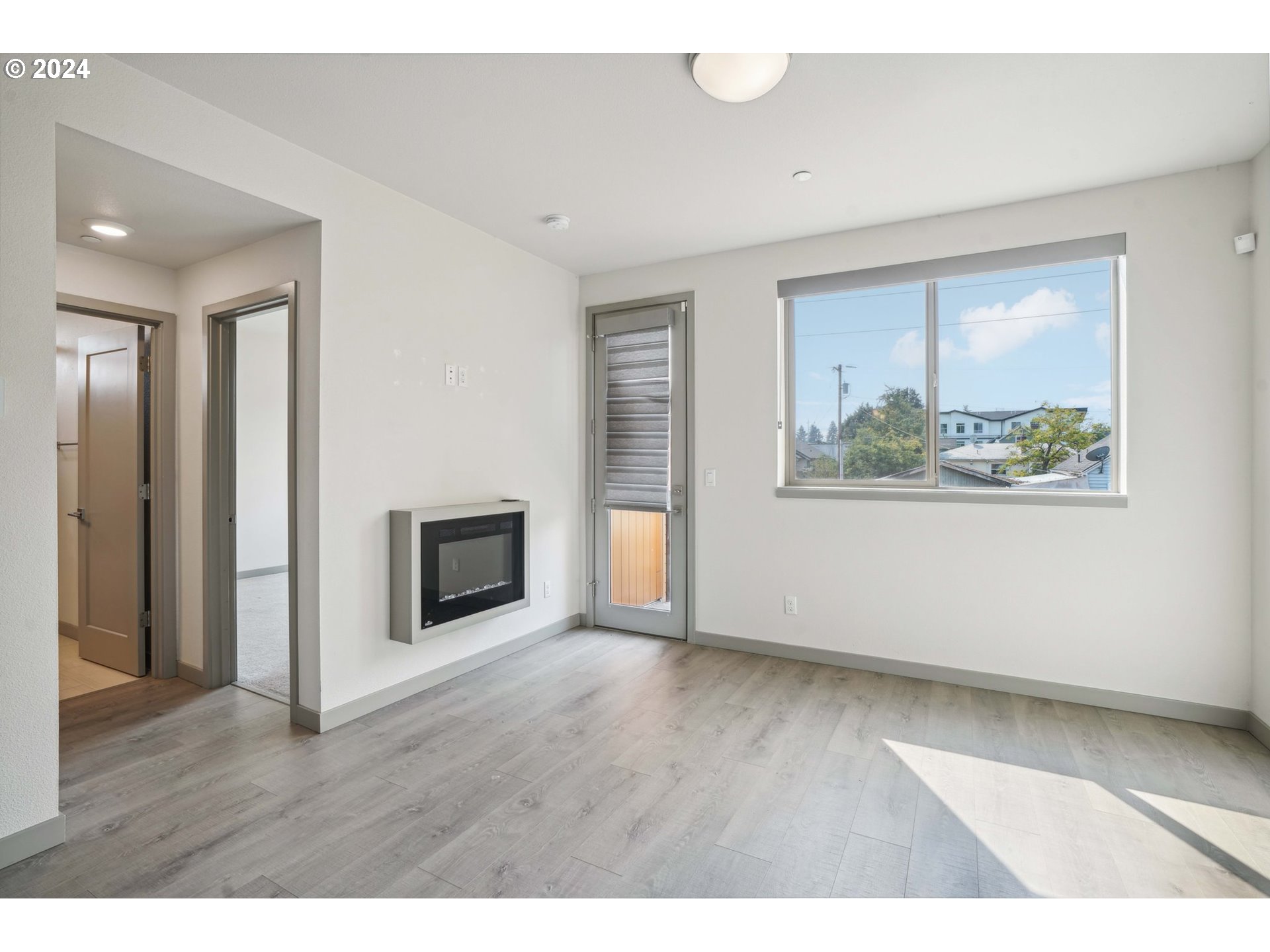 6822 N GREENWICH AVE