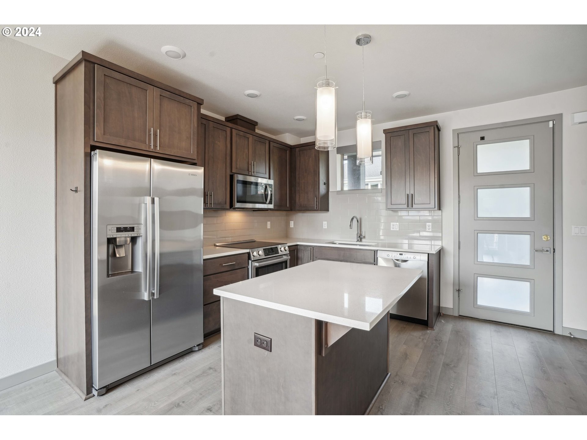 6822 N GREENWICH AVE