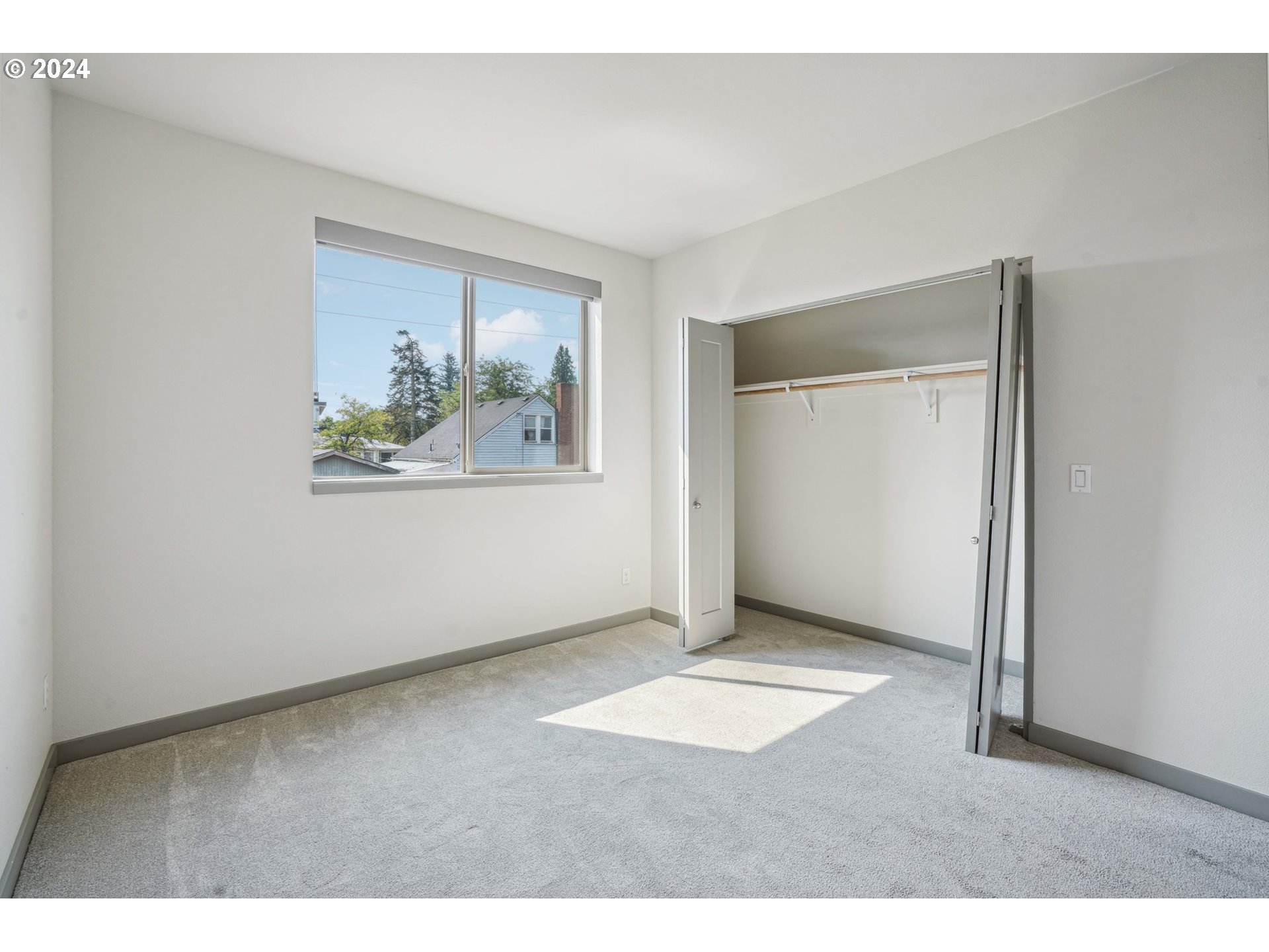 6822 N GREENWICH AVE