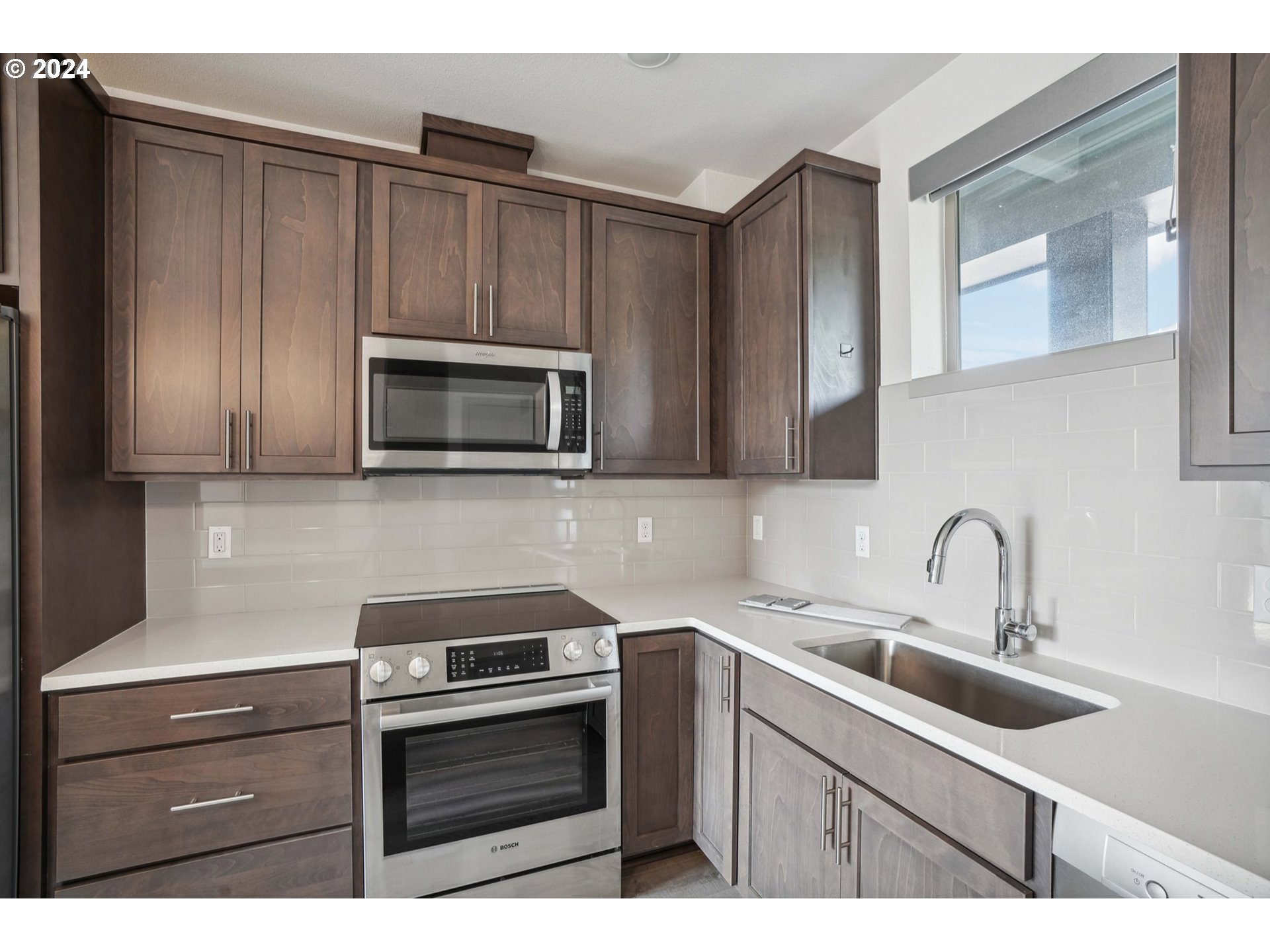 6822 N GREENWICH AVE