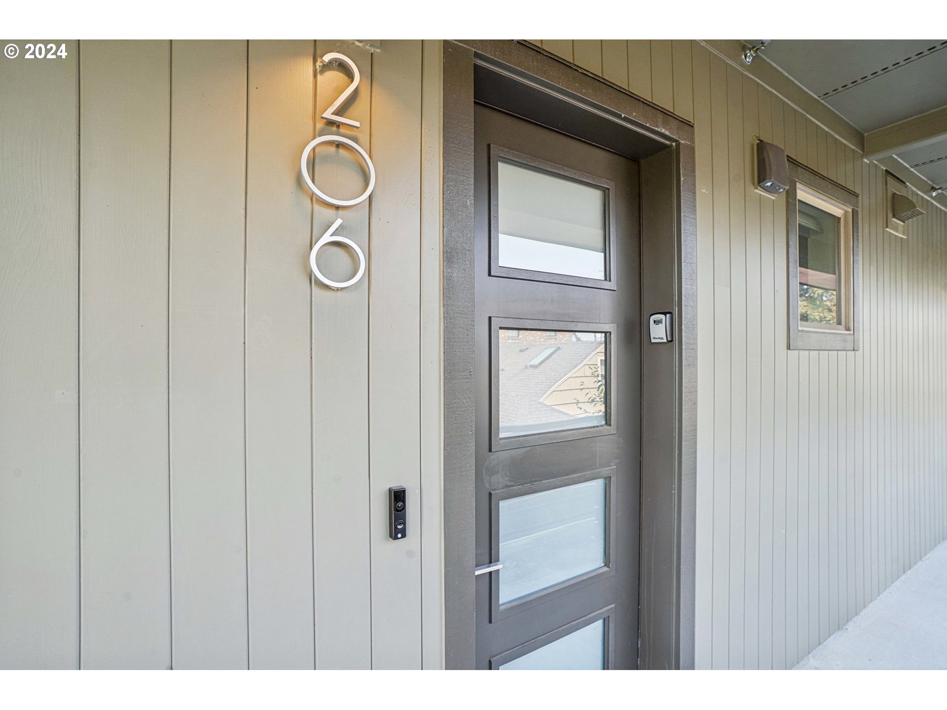 6822 N GREENWICH AVE