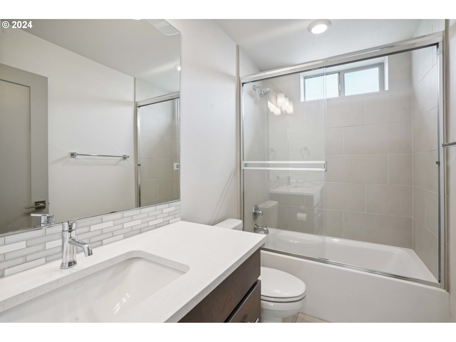 6822 N GREENWICH AVE