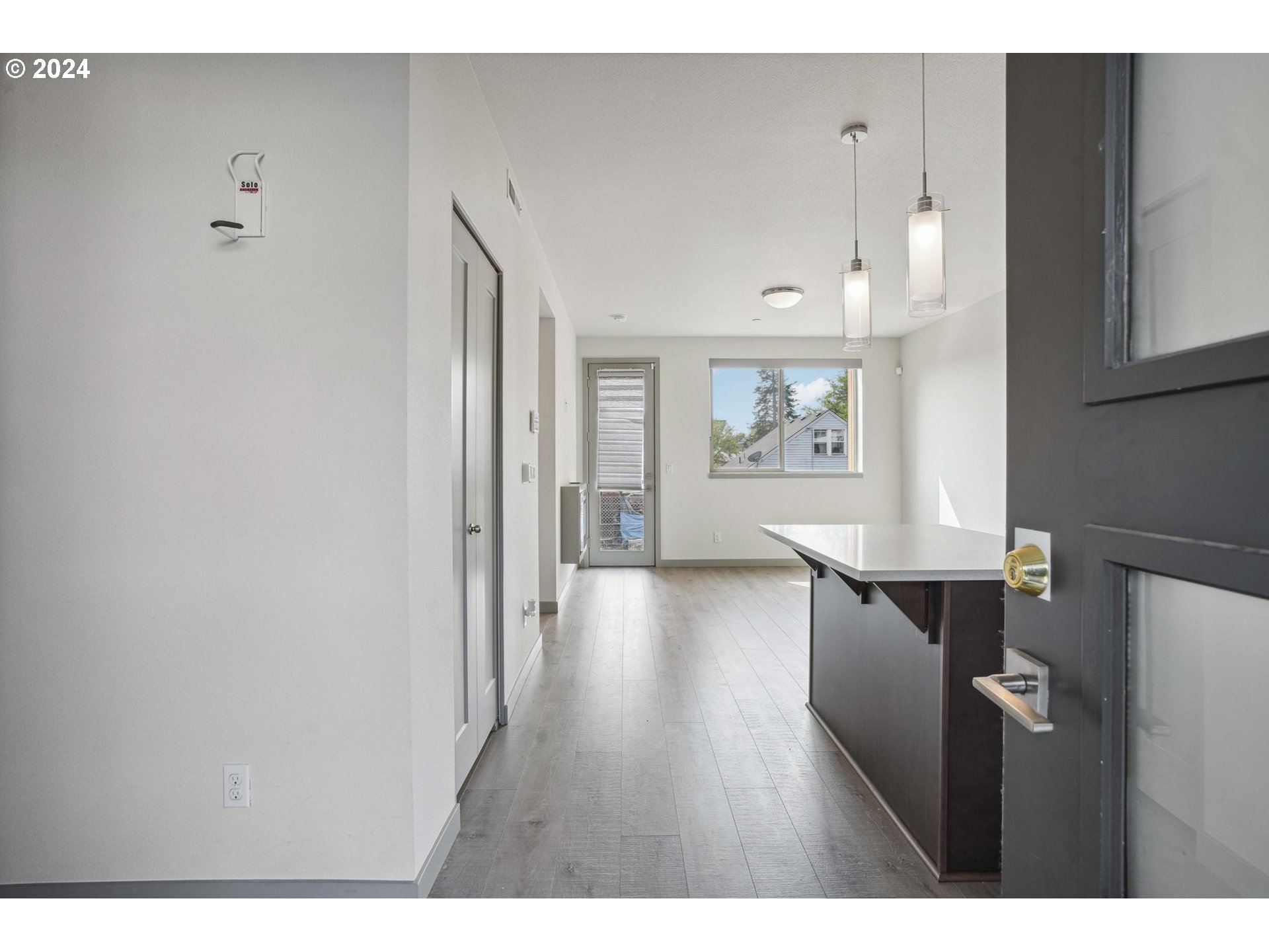 6822 N GREENWICH AVE