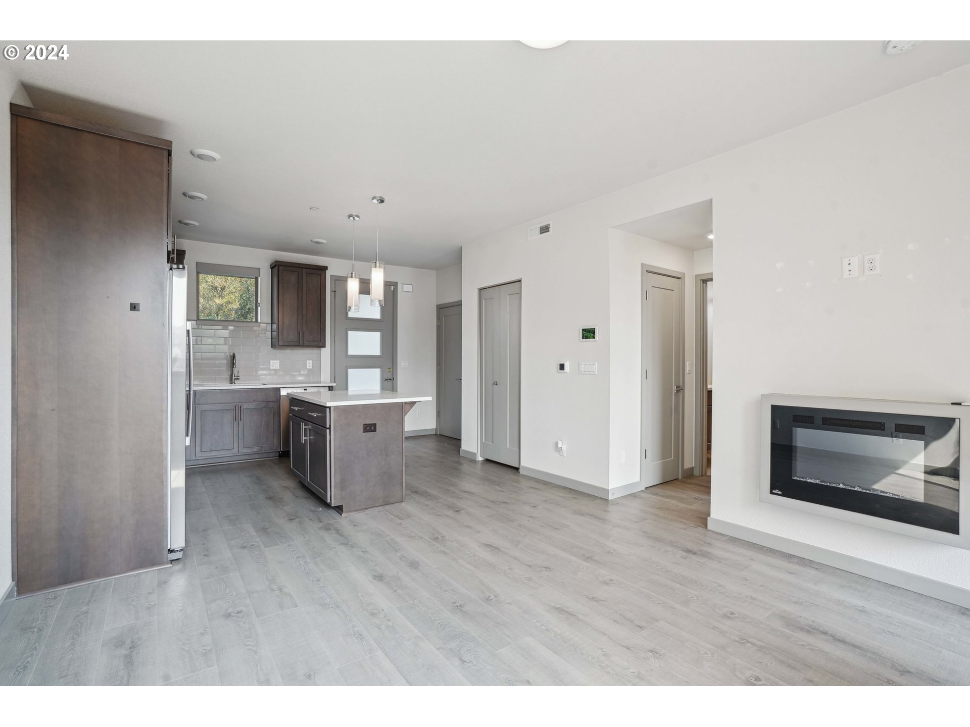 6822 N GREENWICH AVE