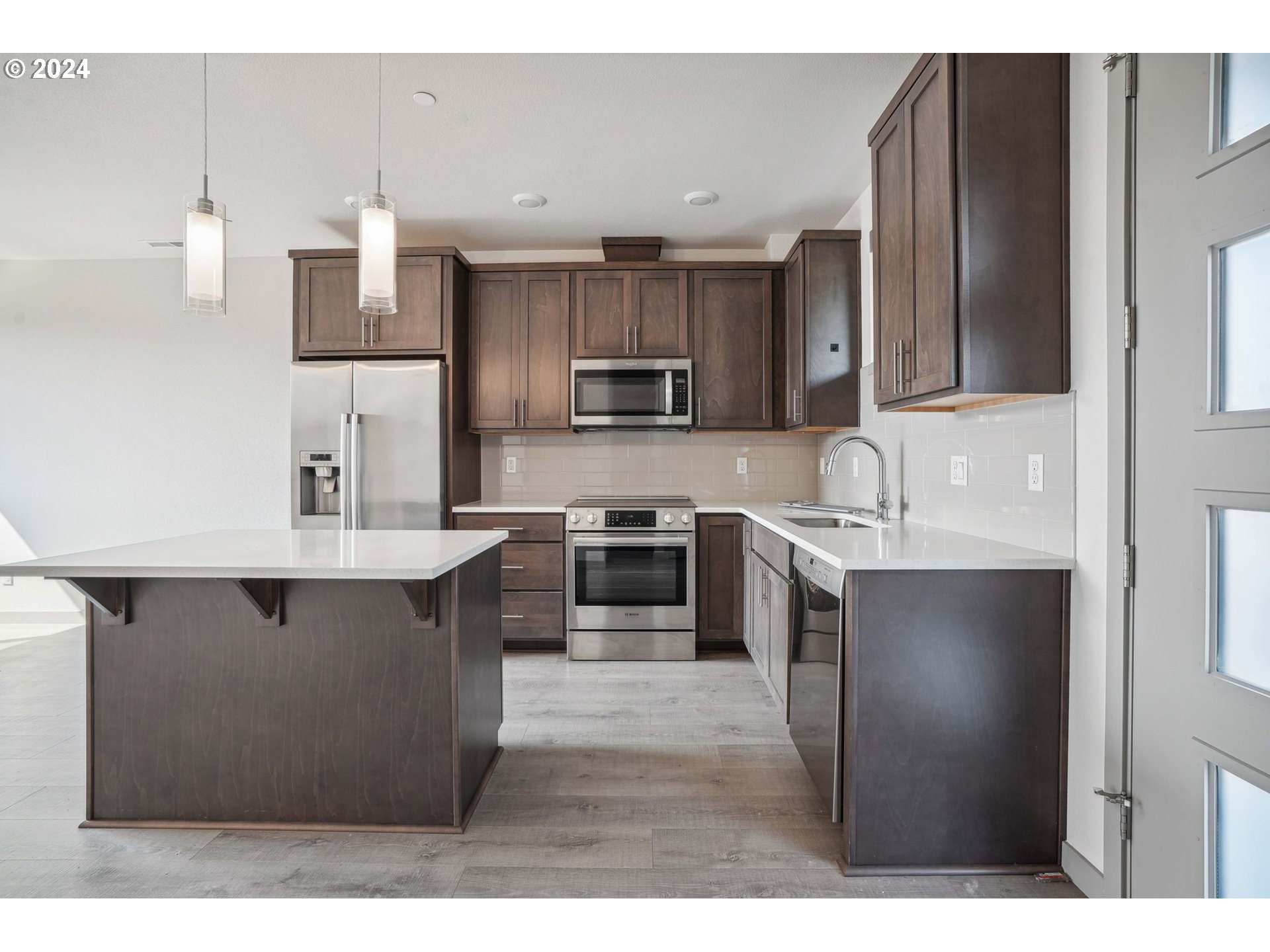 6822 N GREENWICH AVE