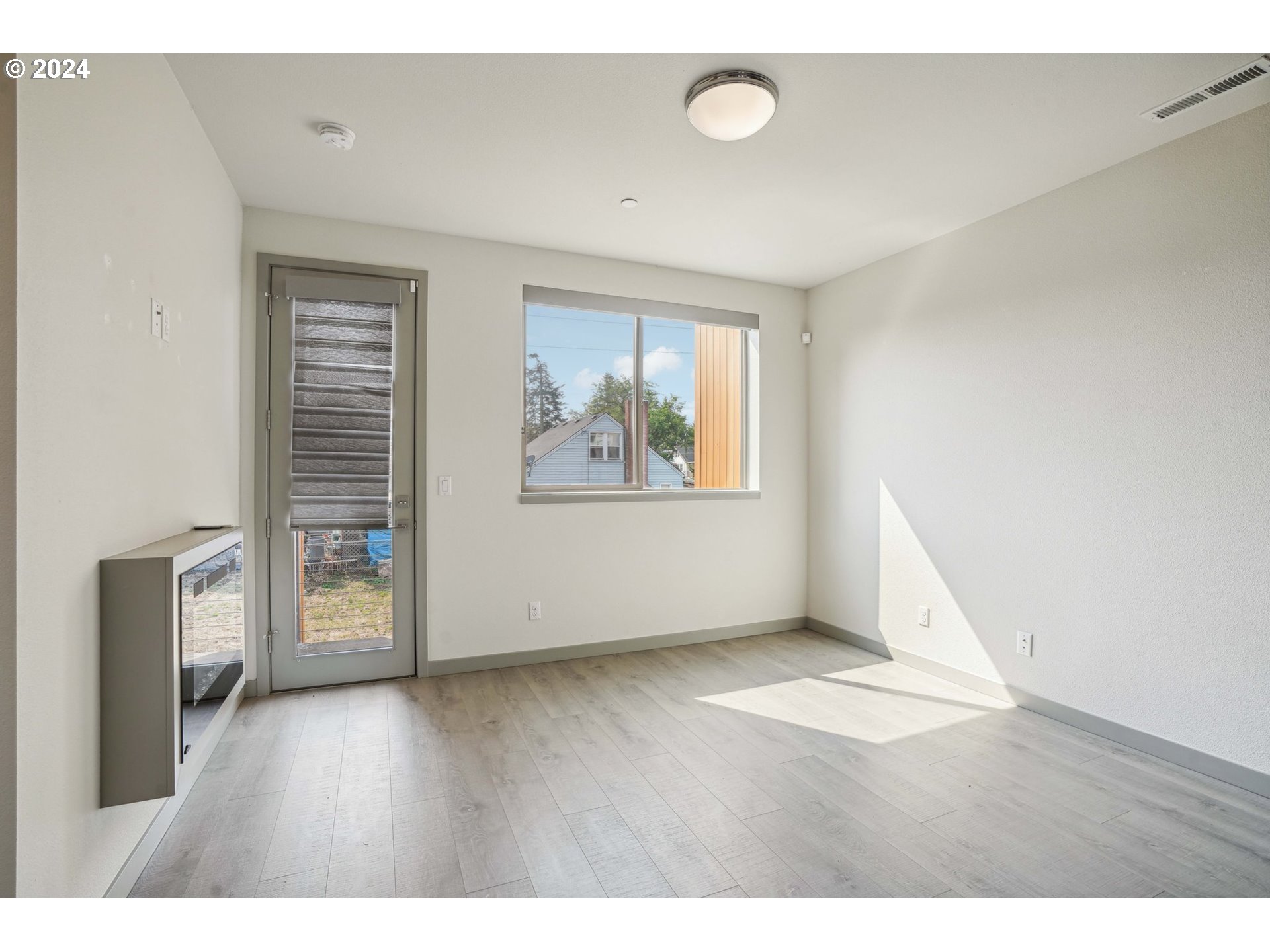 6822 N GREENWICH AVE