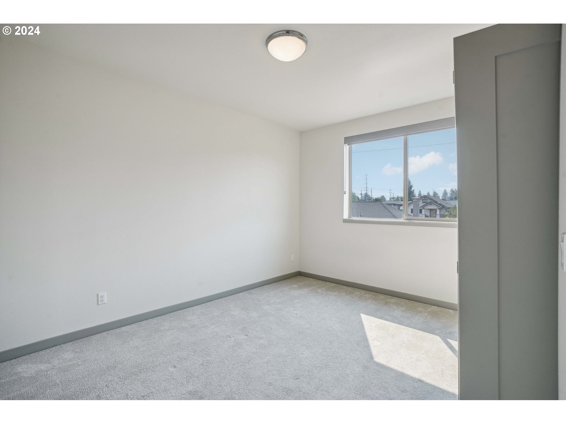 6822 N GREENWICH AVE