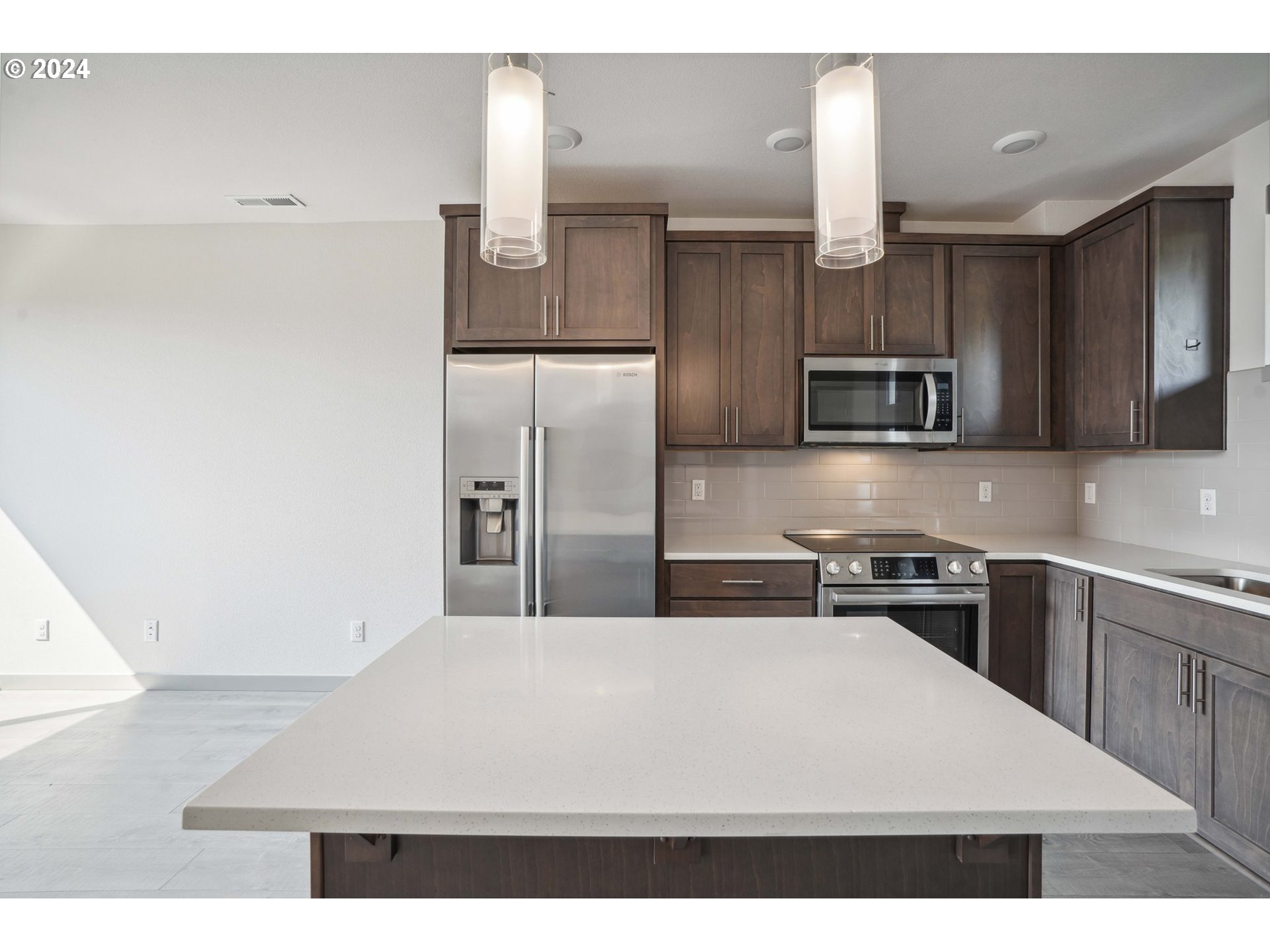 6822 N GREENWICH AVE