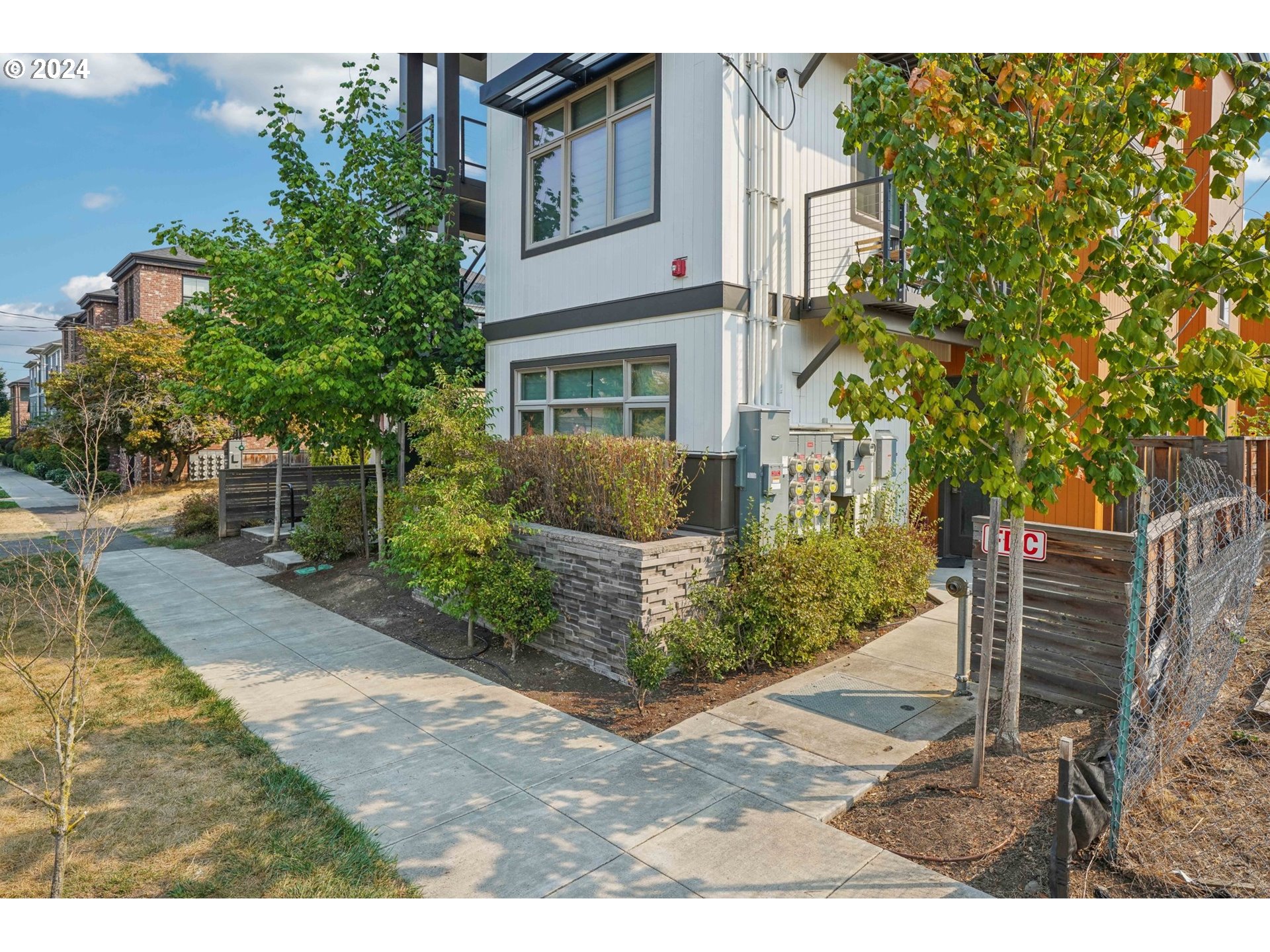 6822 N GREENWICH AVE