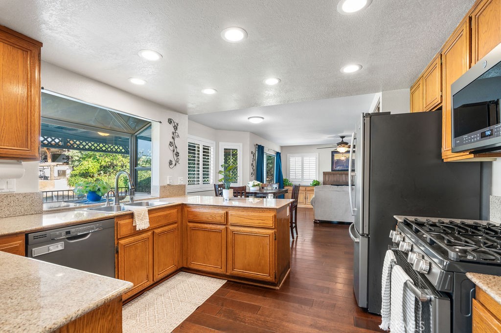 16982 Lakepointe Drive