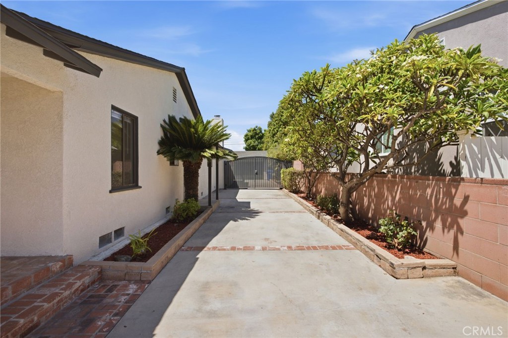 5537 Carley Ave