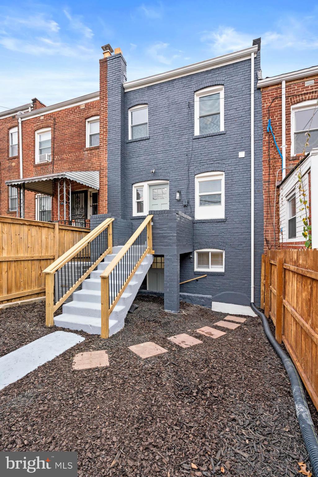 1458 Howard Rd SE