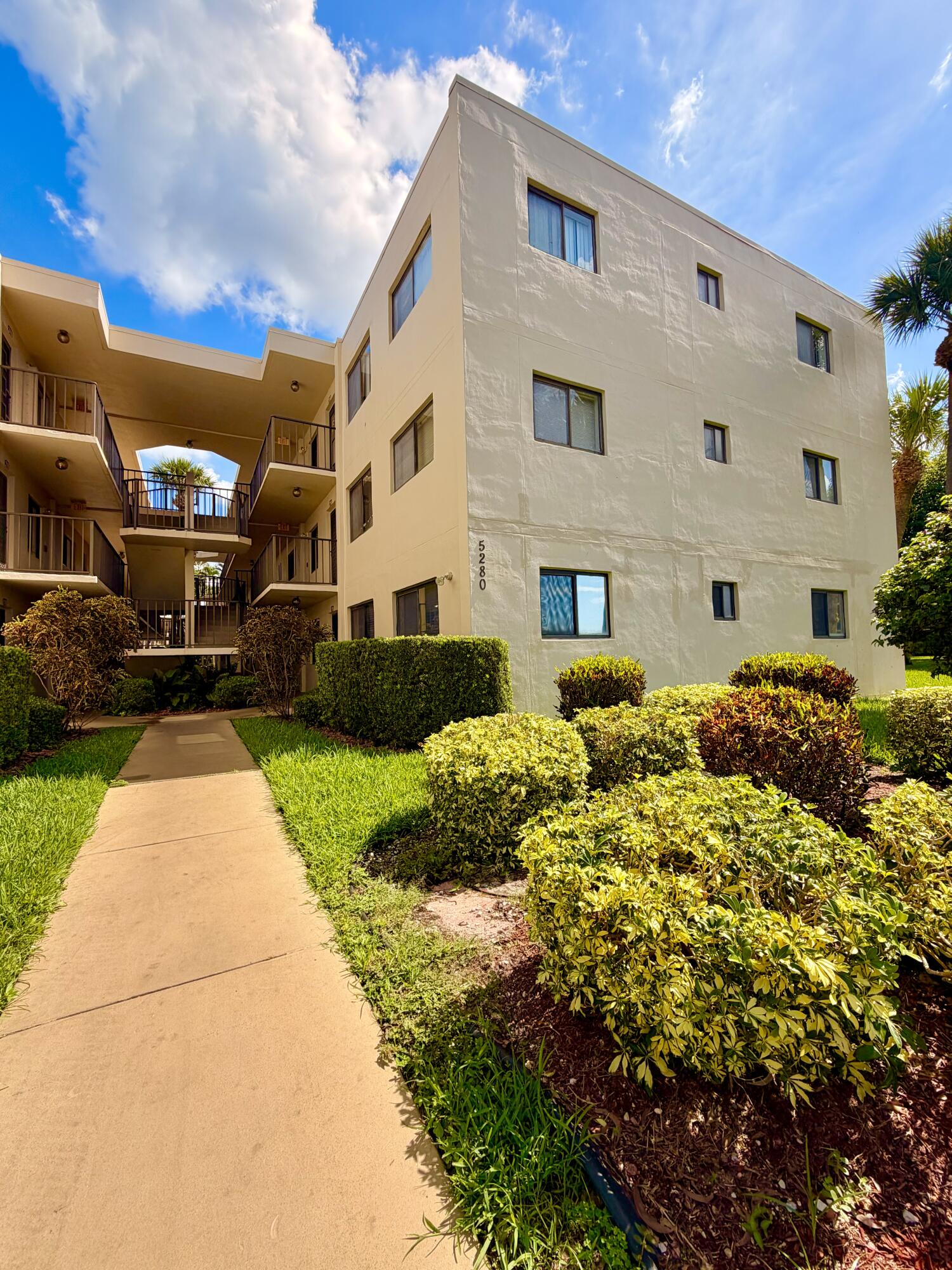 5280 Las Verdes Circle 216