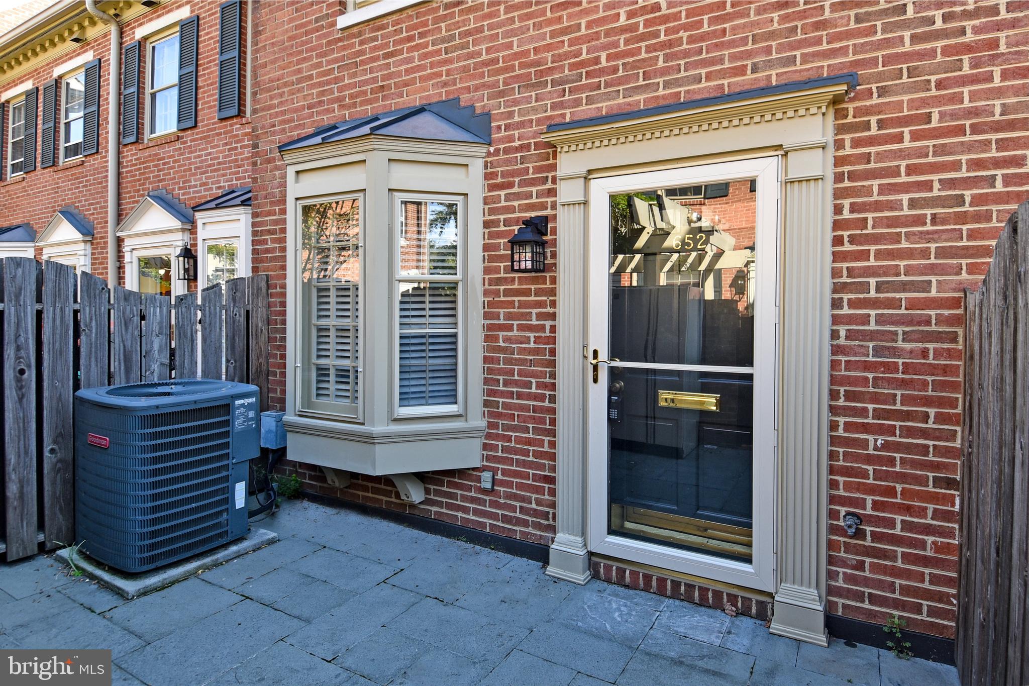 652 S COLUMBUS STREET