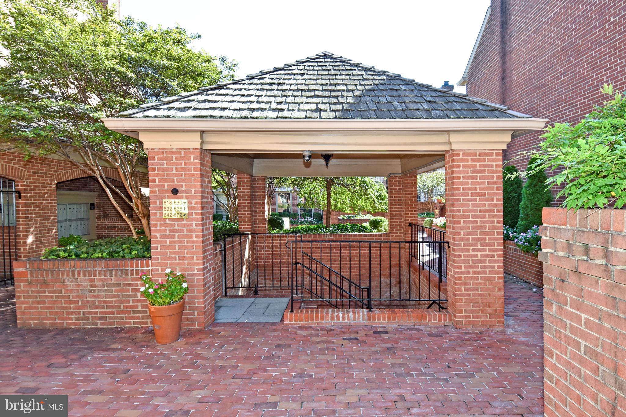 652 S COLUMBUS STREET