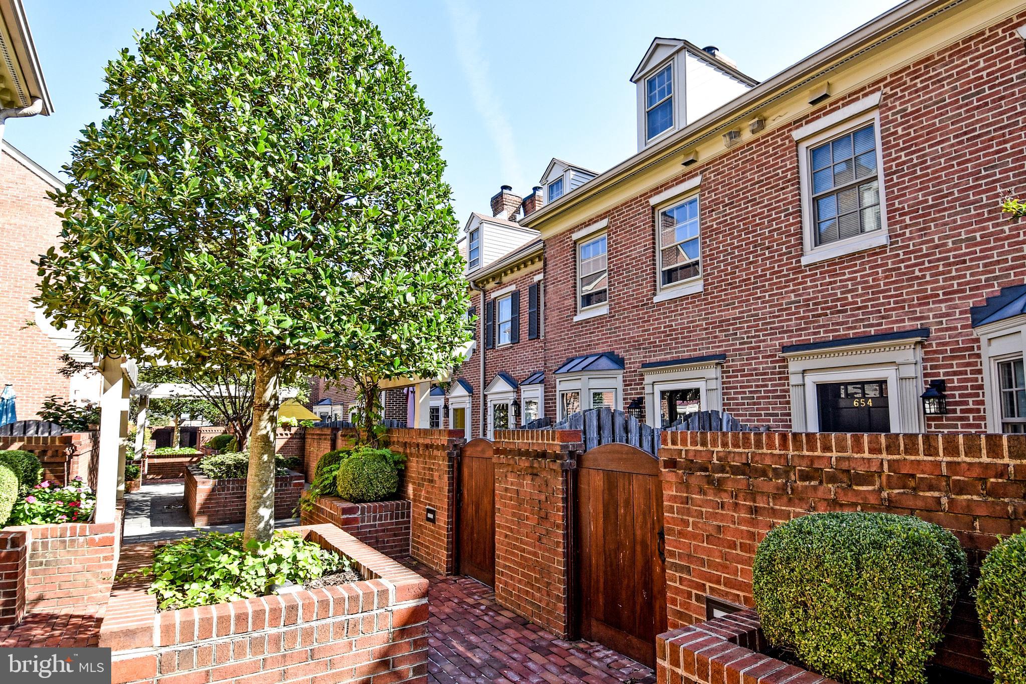 652 S COLUMBUS STREET