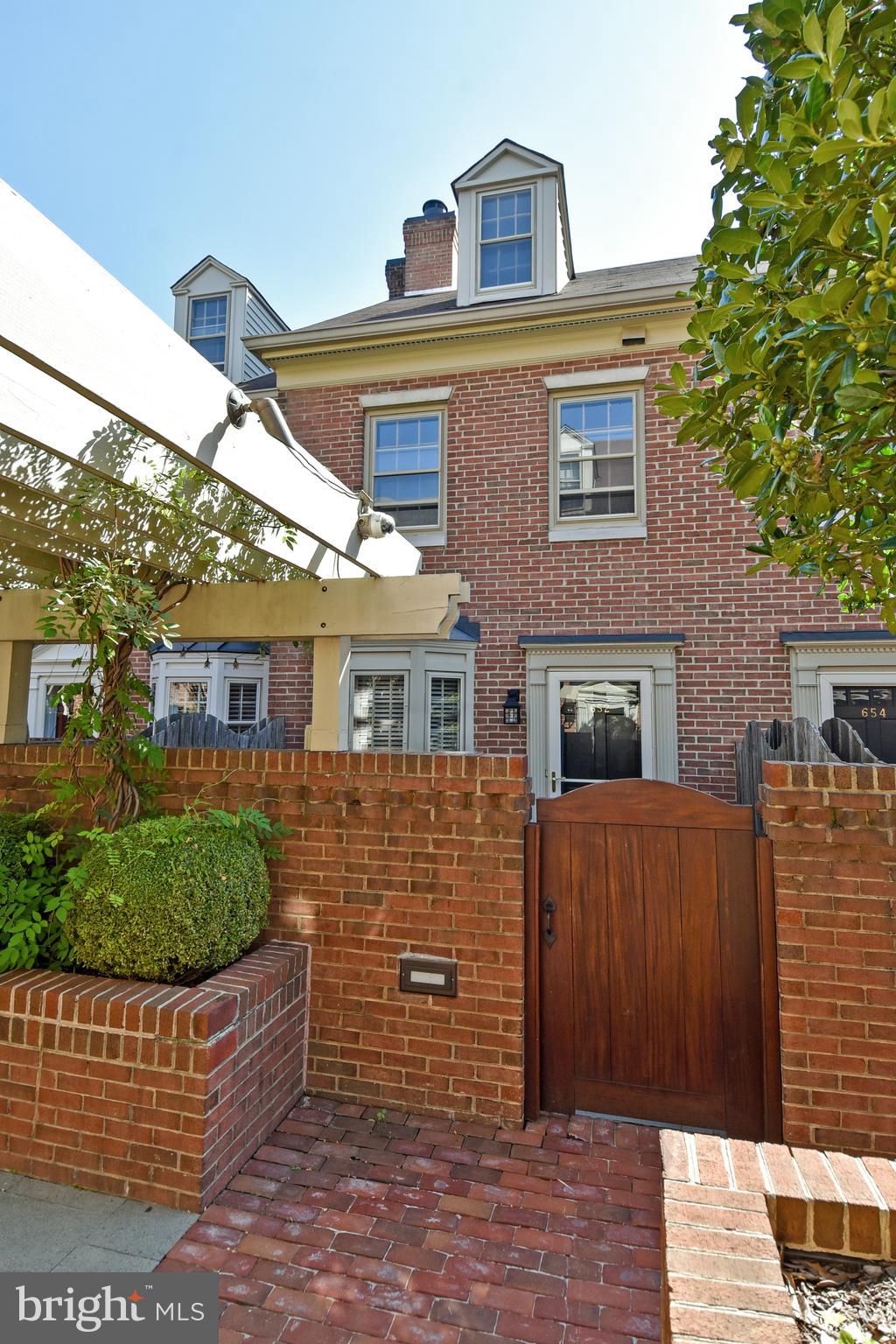 652 S COLUMBUS STREET