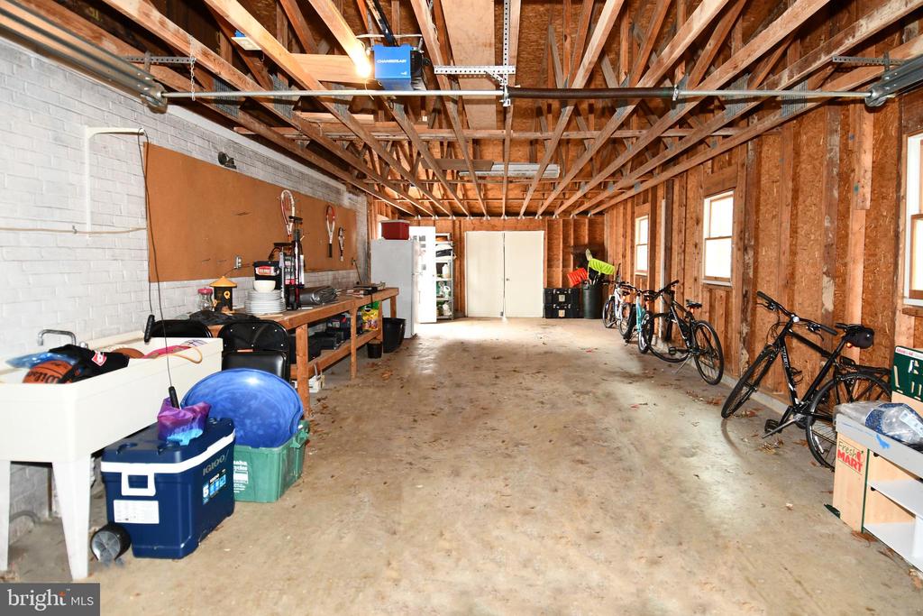 823 NEAL DRIVE