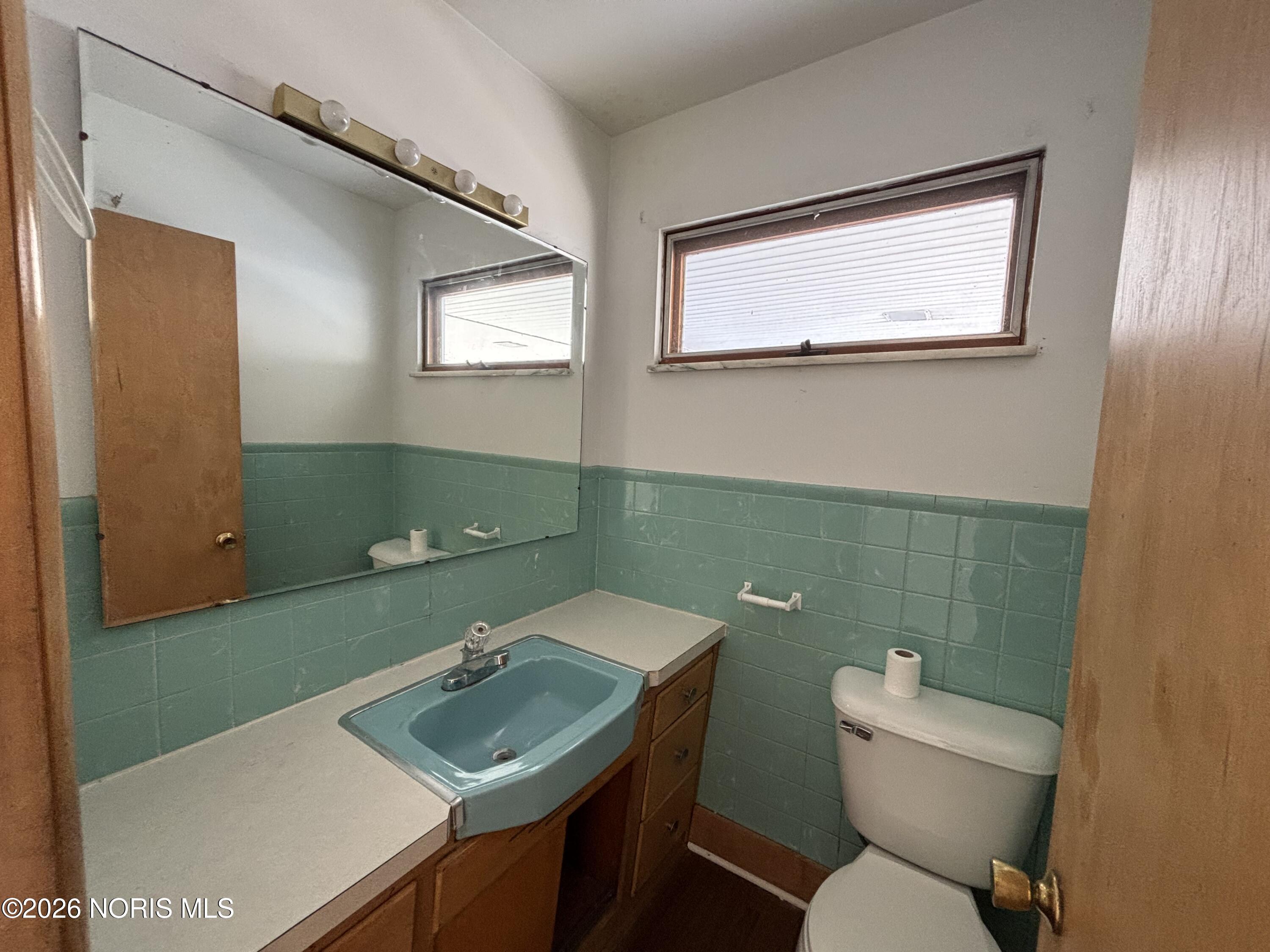 239 W Chestnut Street