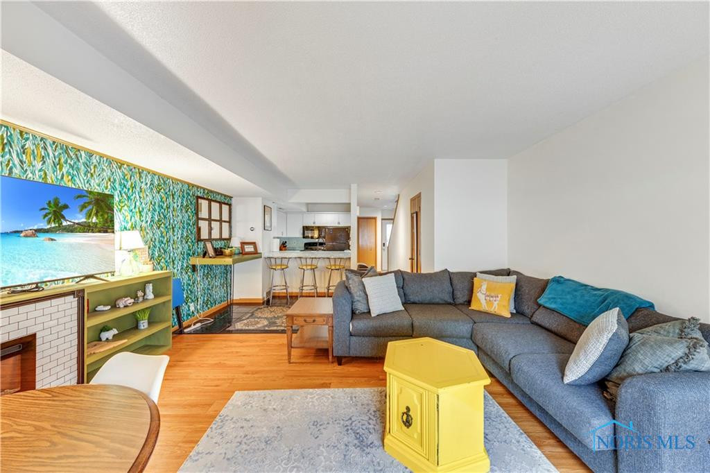 809 Lawrence Avenue, 2
