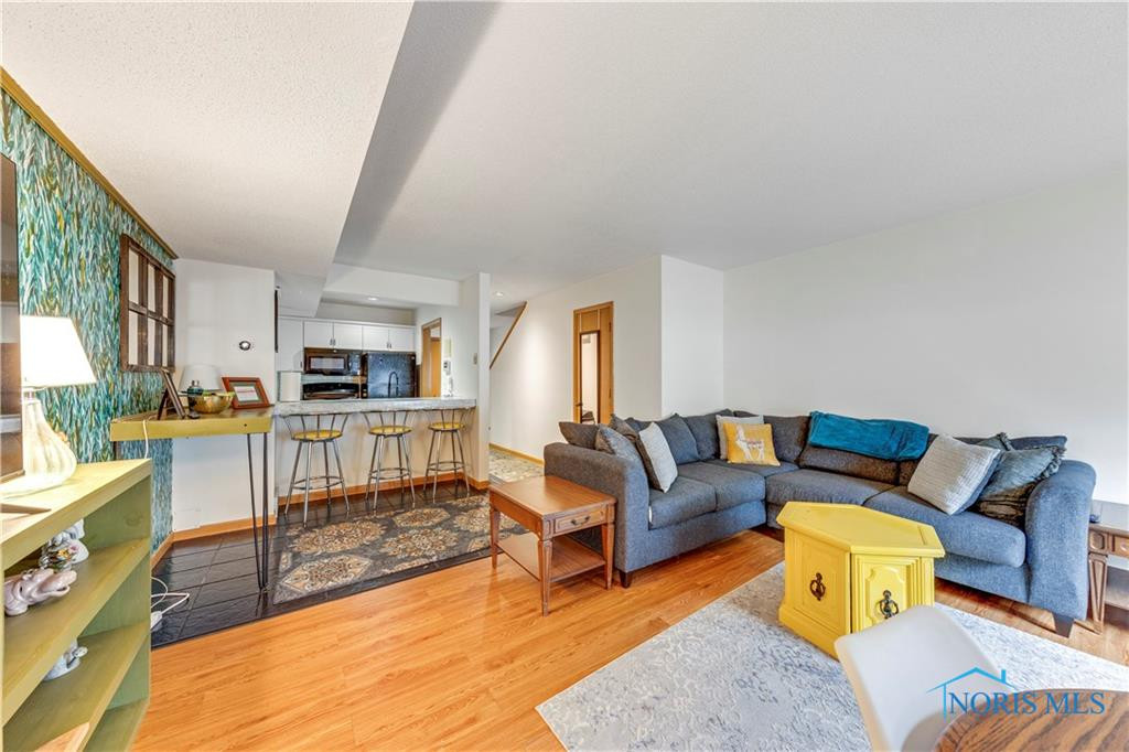 809 Lawrence Avenue, 2