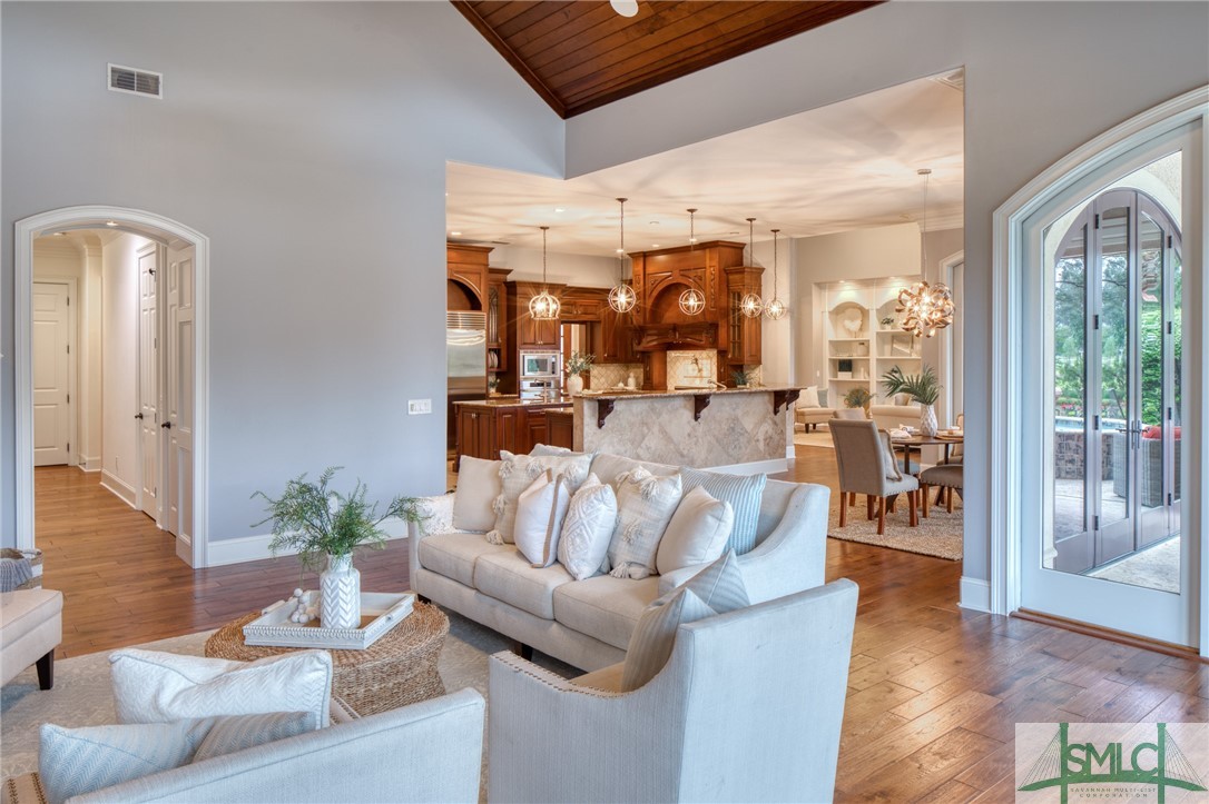 12 Lancaster Boulevard