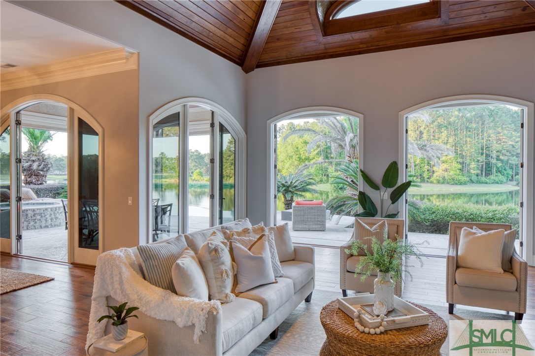 12 Lancaster Boulevard