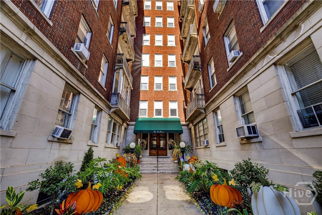 24 E Liberty Street 36