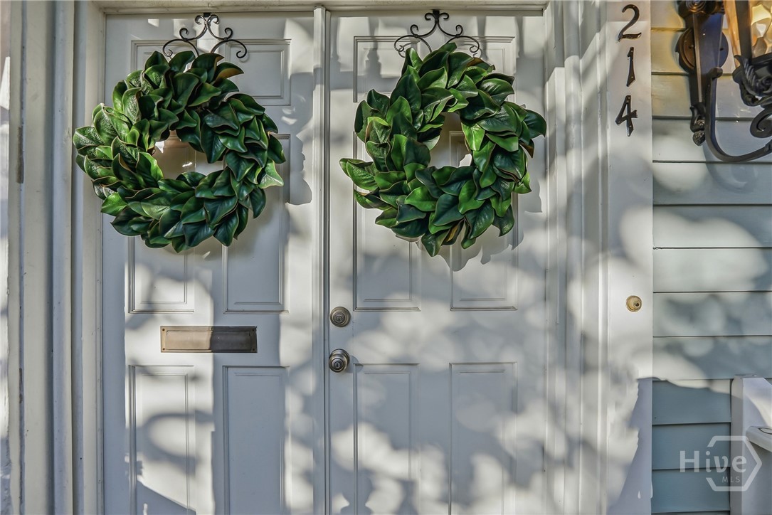 214 W Waldburg Street
