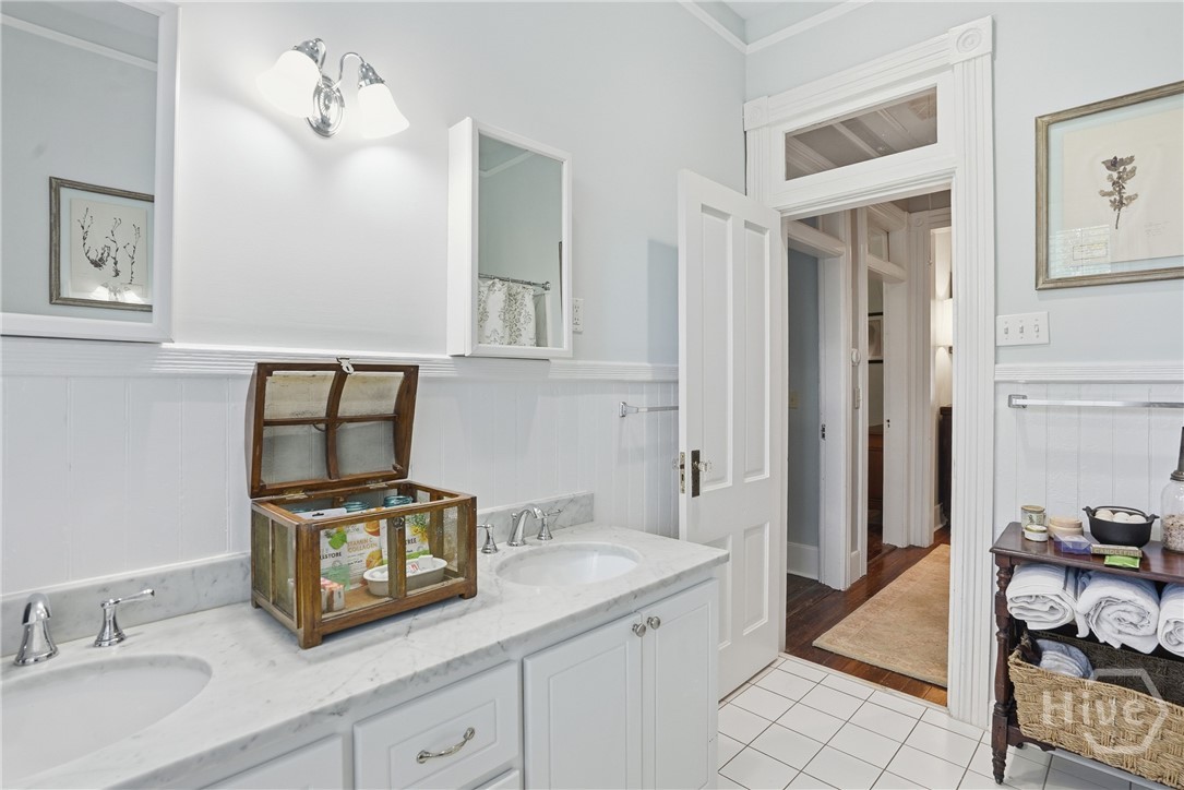214 W Waldburg Street