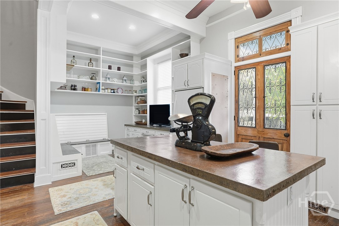 214 W Waldburg Street