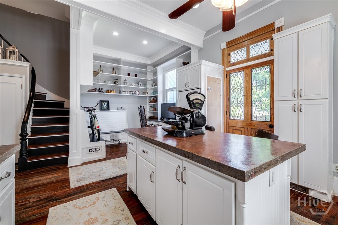 214 W Waldburg Street