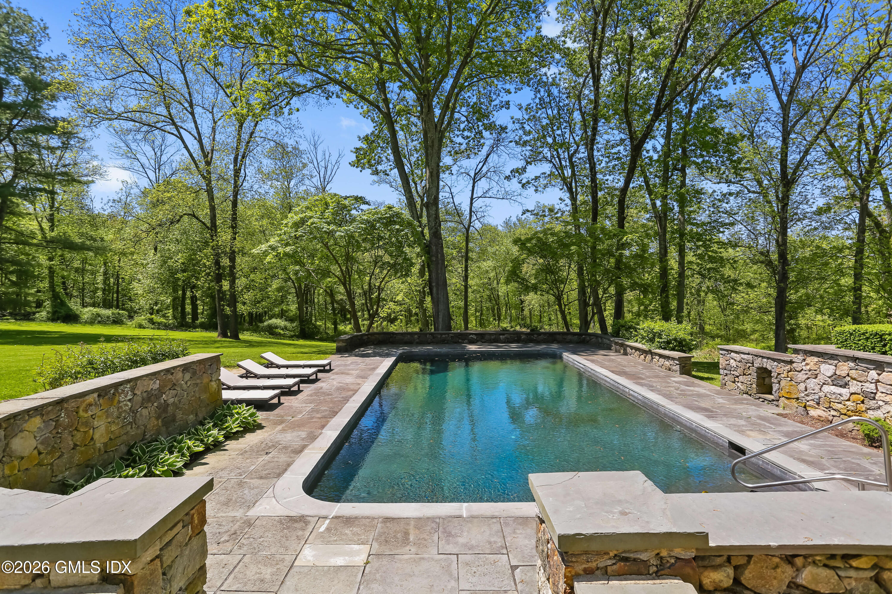 530 Round Hill Road