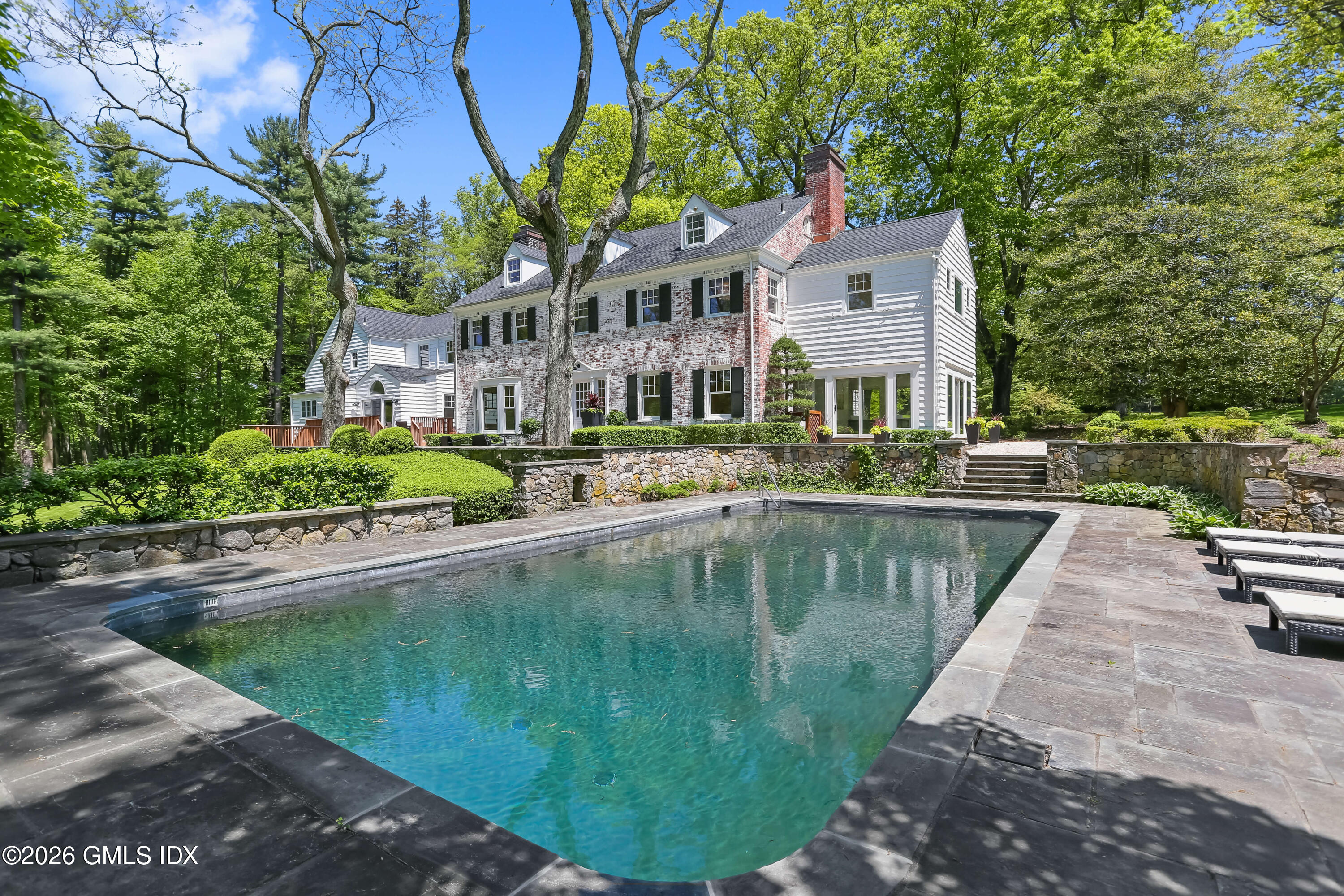 530 Round Hill Road