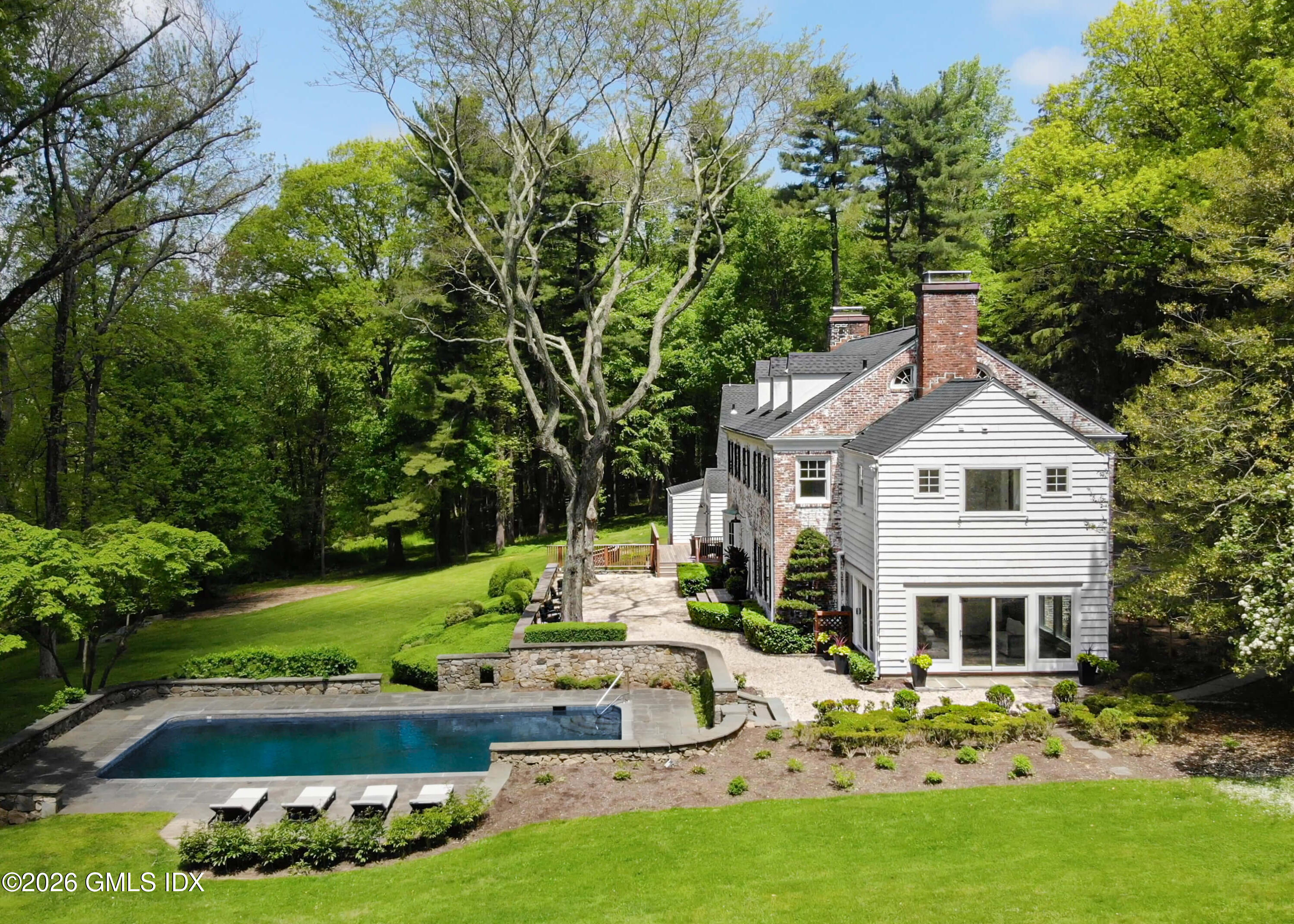 530 Round Hill Road