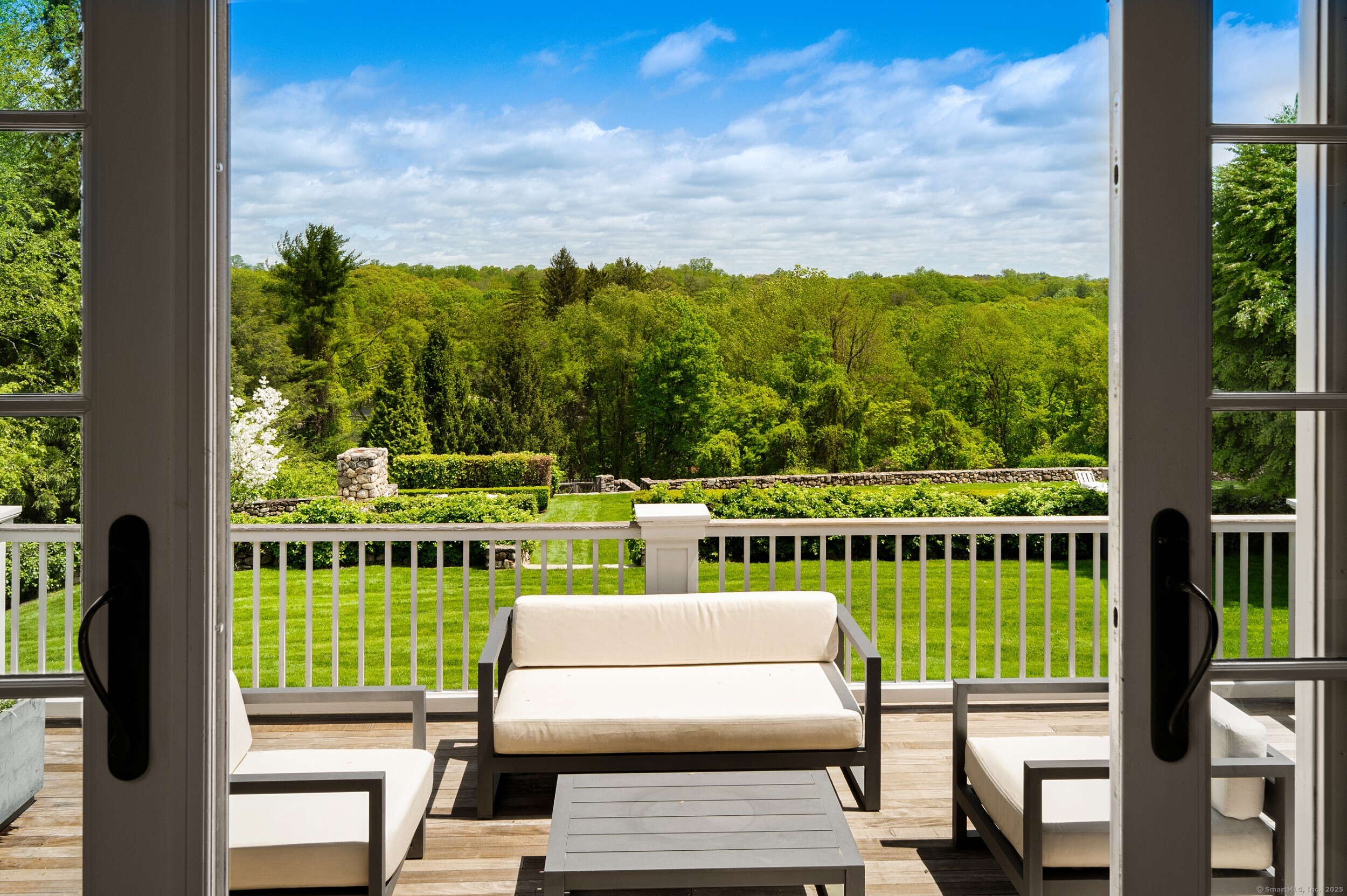 945 Oenoke Ridge