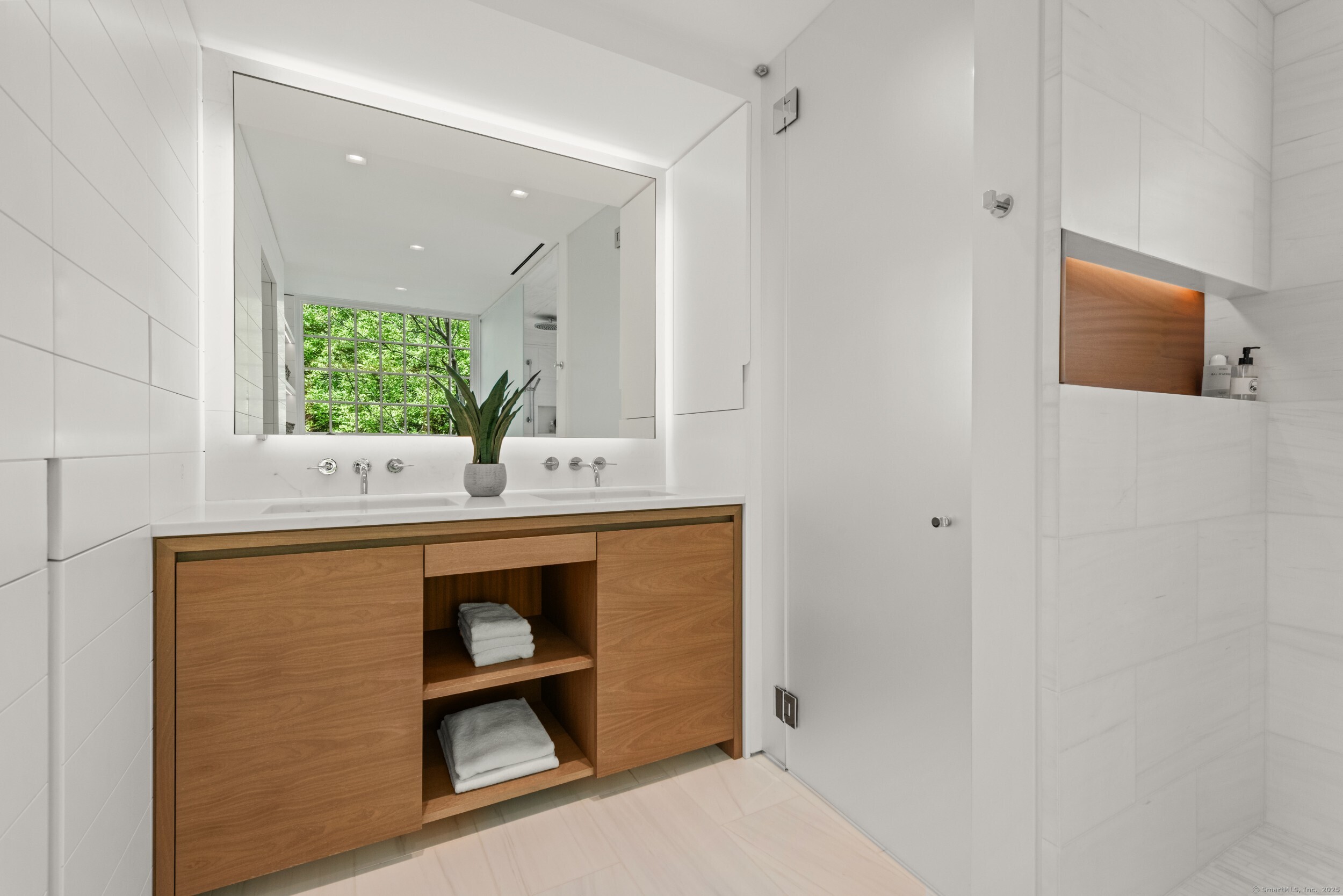 945 Oenoke Ridge