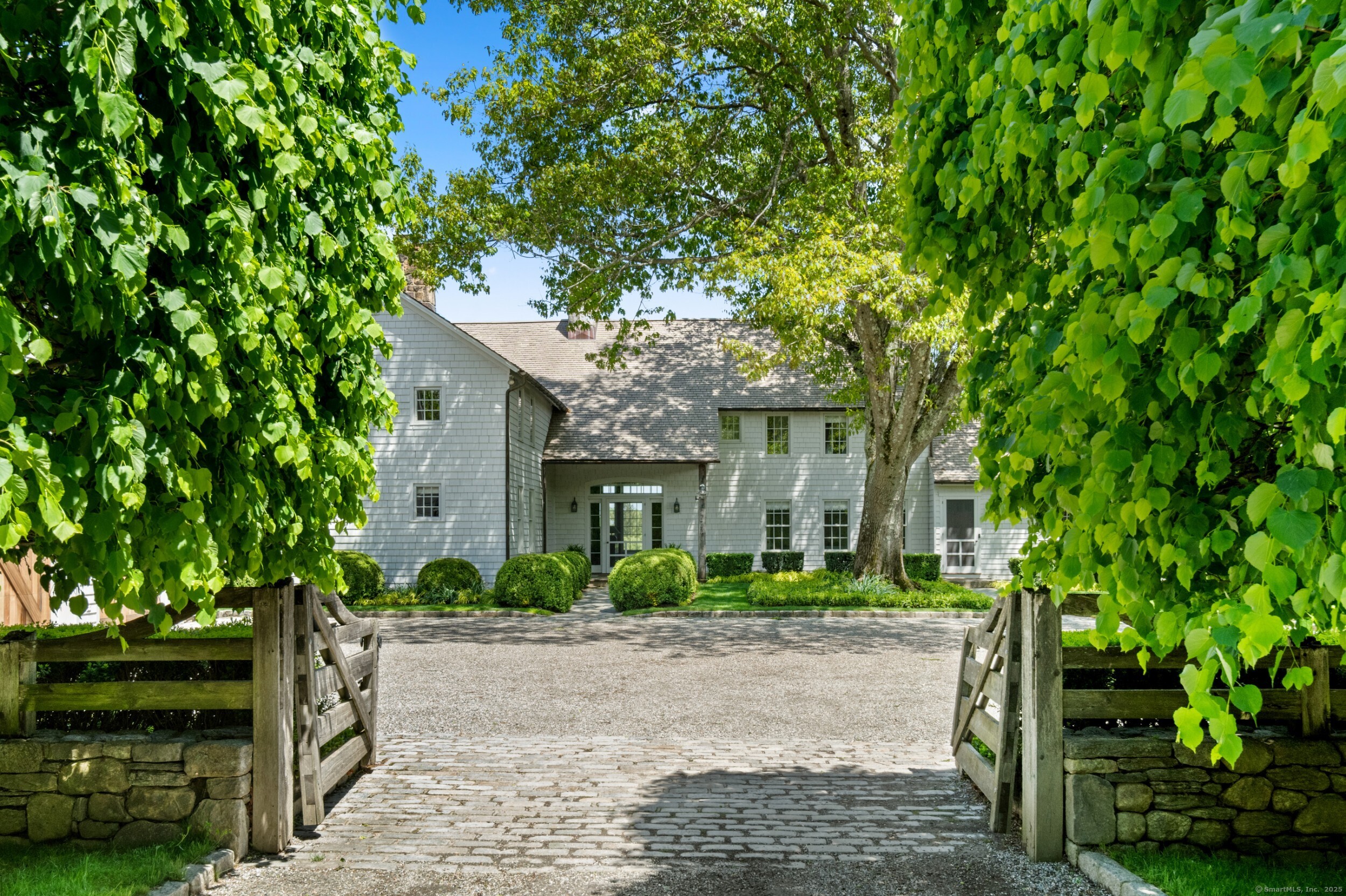 945 Oenoke Ridge