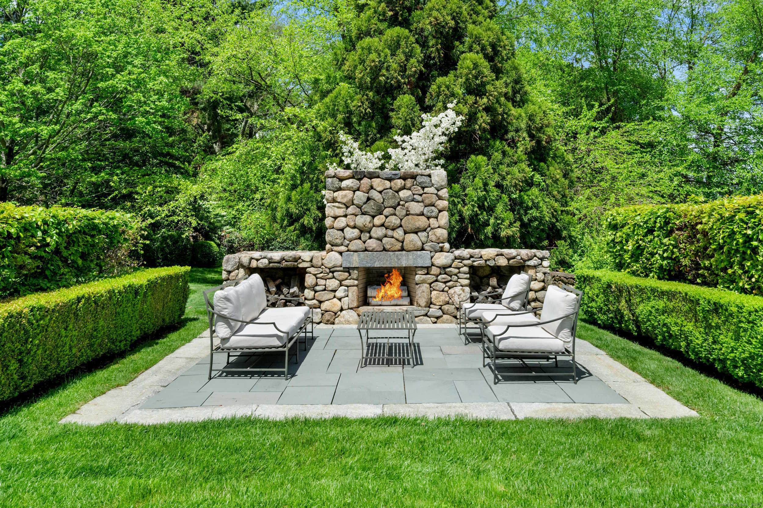 945 Oenoke Ridge